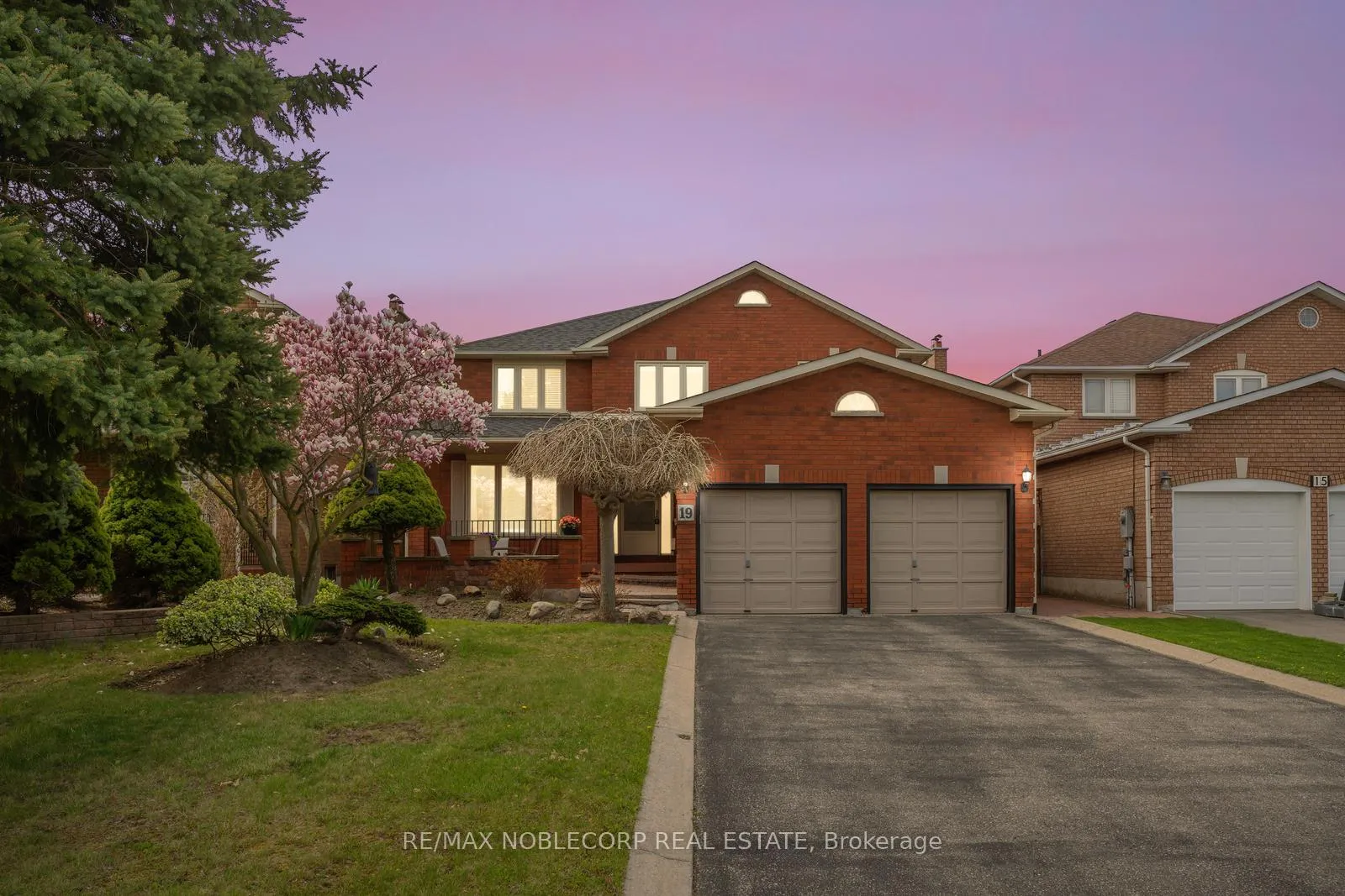 Photo 1 of 19 Castlehill Road, Vaughan, Maple — HOMEH