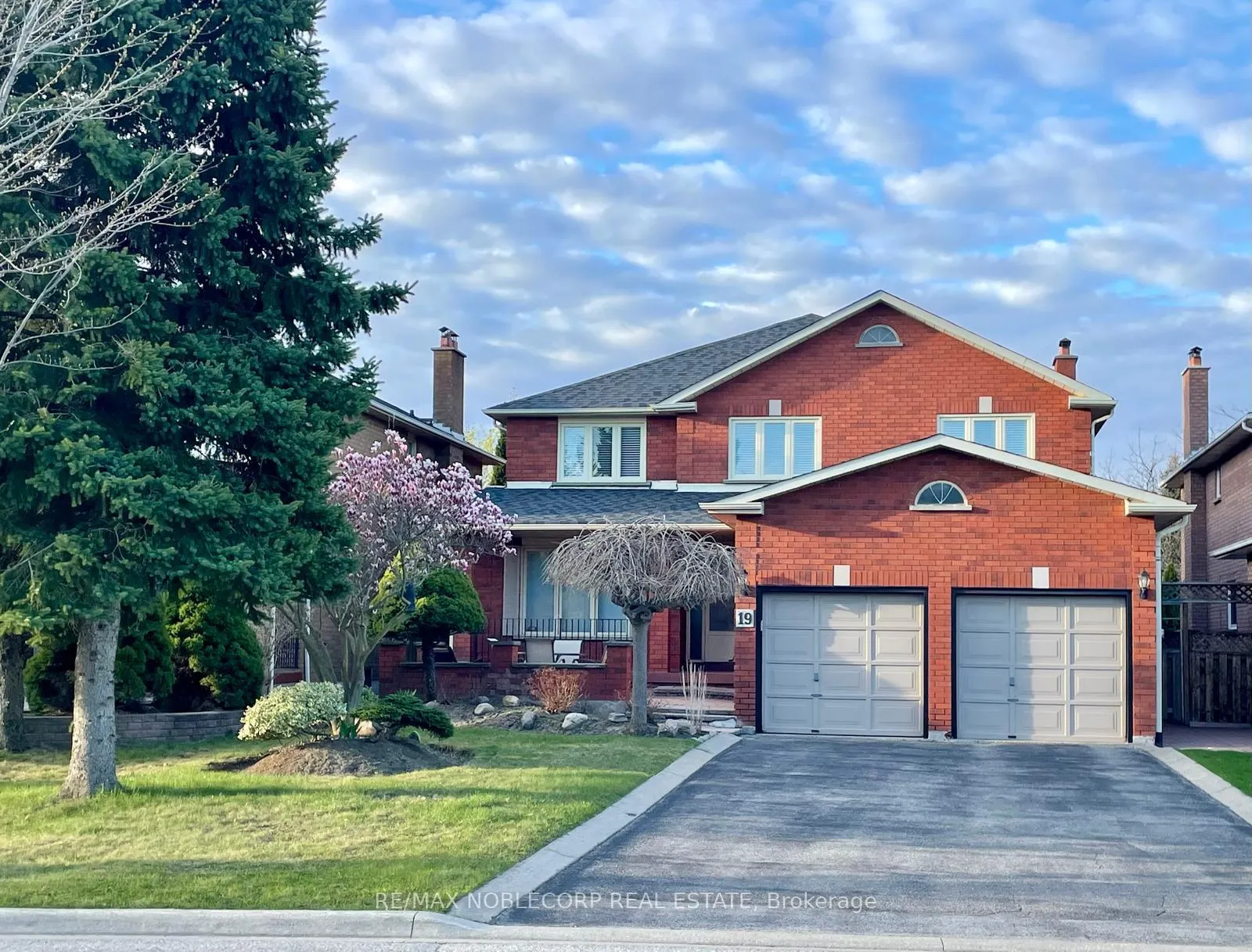 Photo 2 of 19 Castlehill Road, Vaughan, Maple — HOMEH