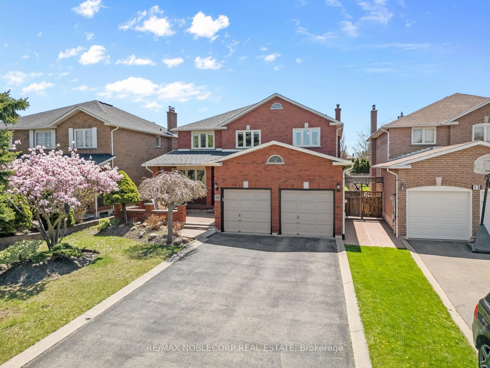 Photo 3 of 19 Castlehill Road, Vaughan, Maple — HOMEH