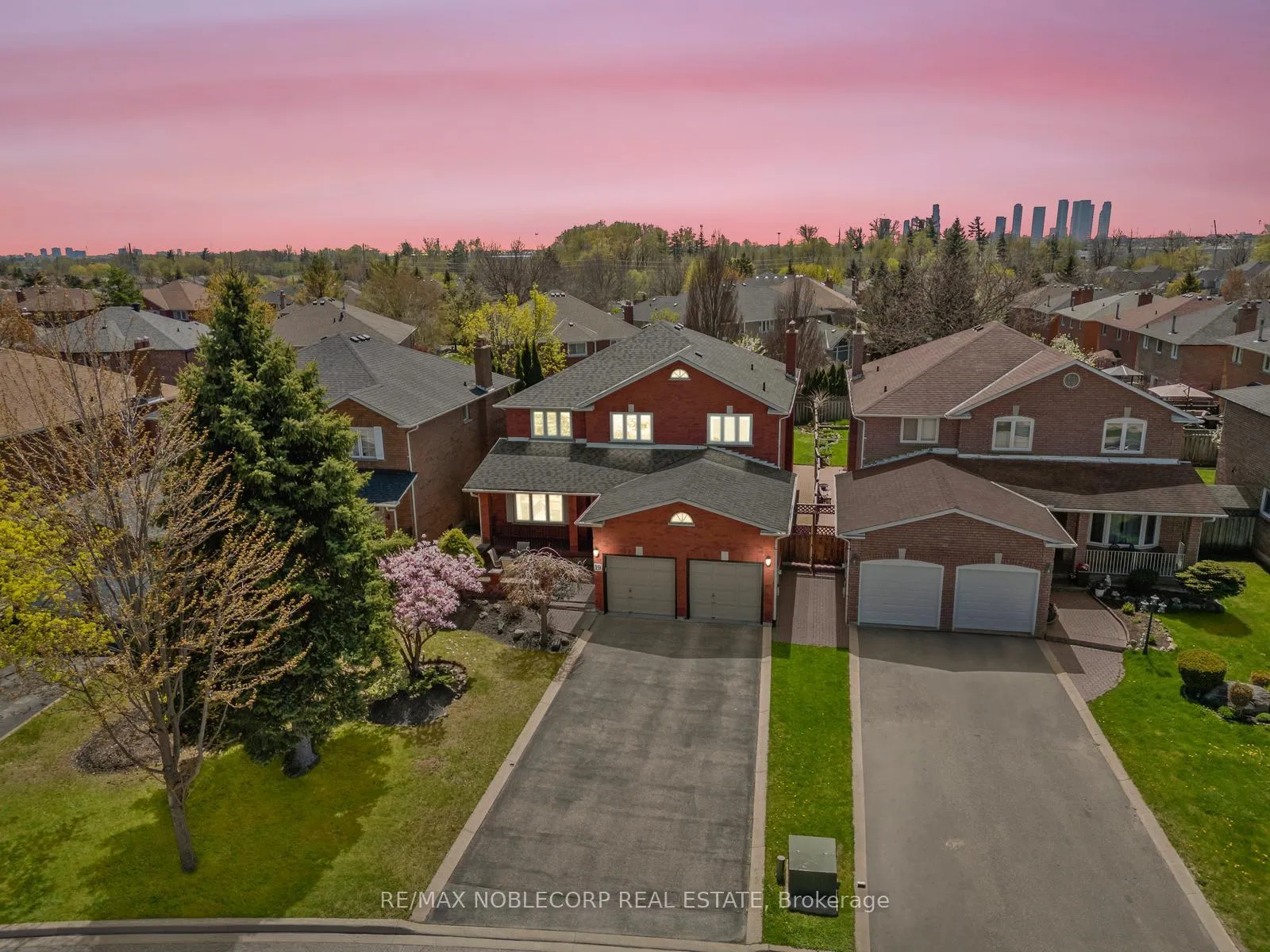 Photo 4 of 19 Castlehill Road, Vaughan, Maple — HOMEH