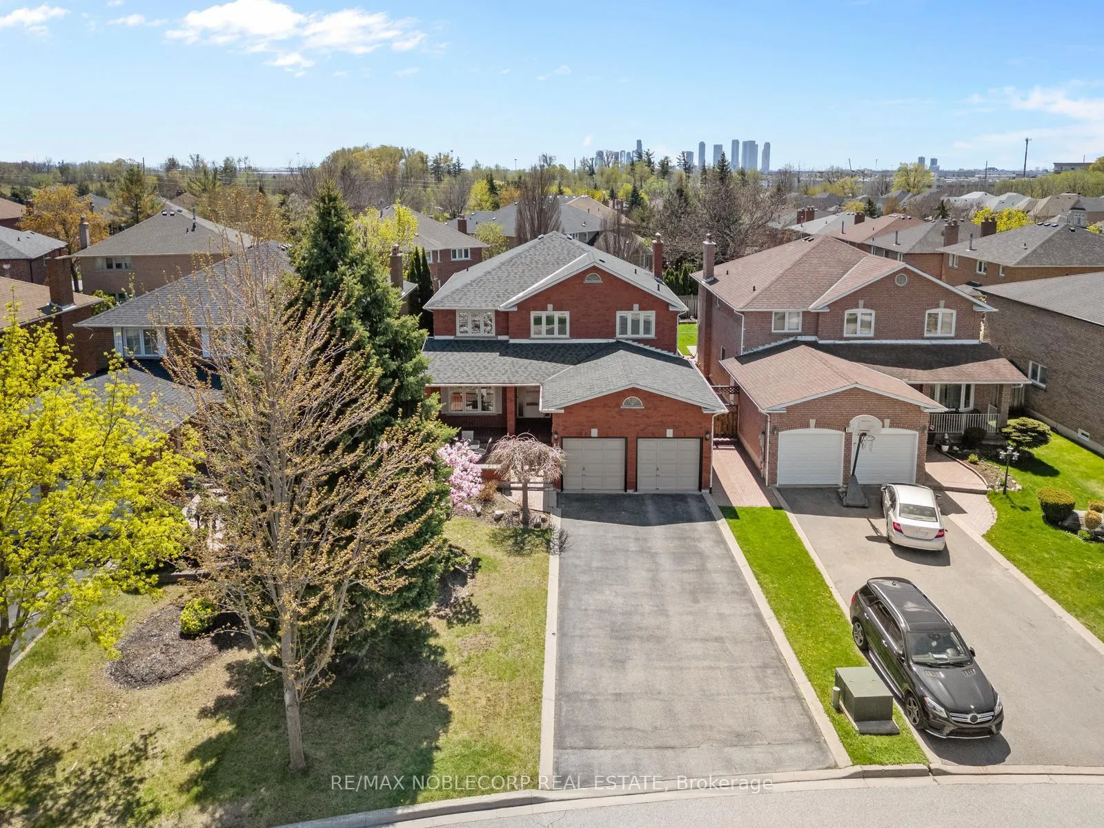 Photo 5 of 19 Castlehill Road, Vaughan, Maple — HOMEH