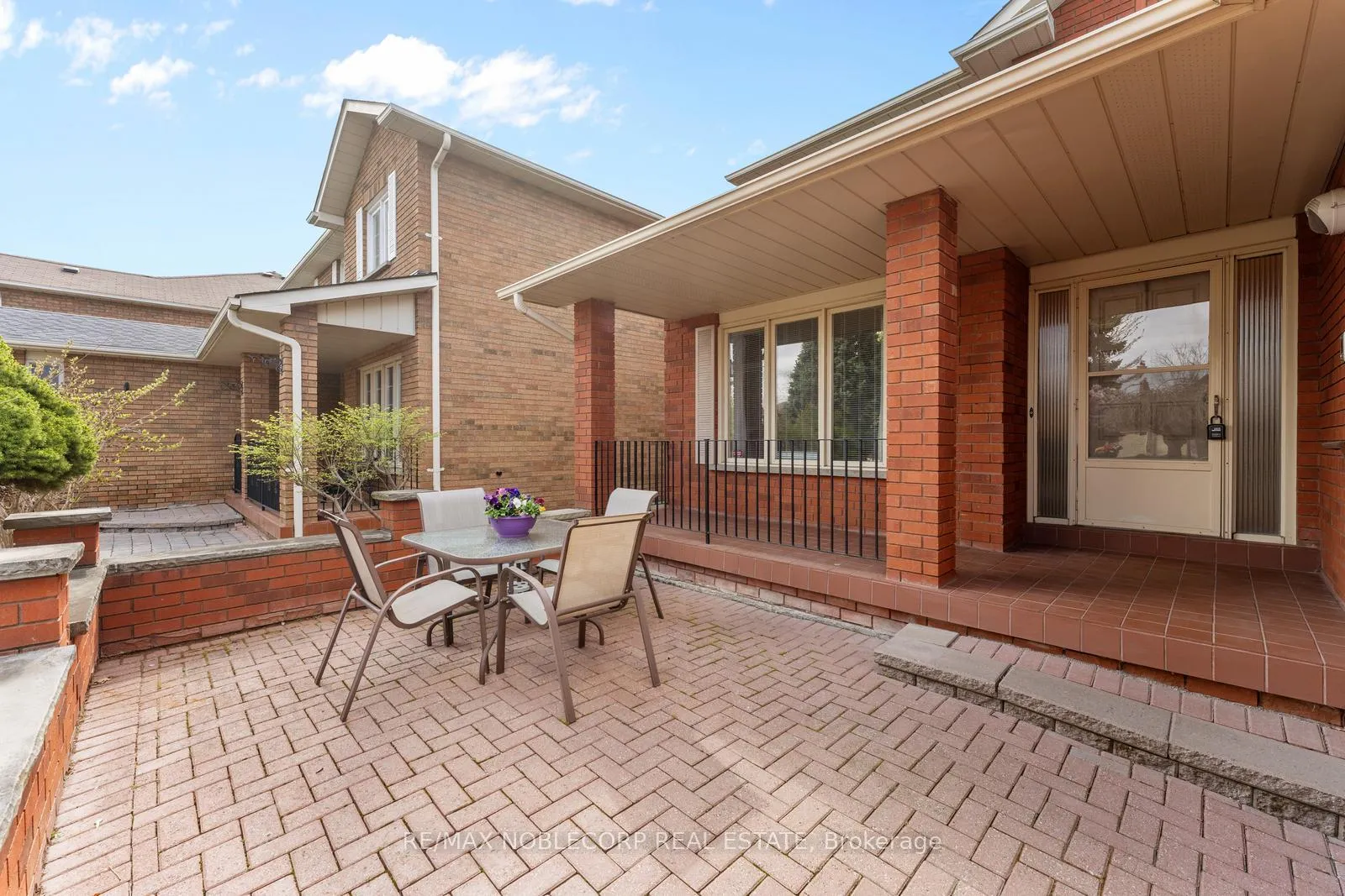 Photo 6 of 19 Castlehill Road, Vaughan, Maple — HOMEH