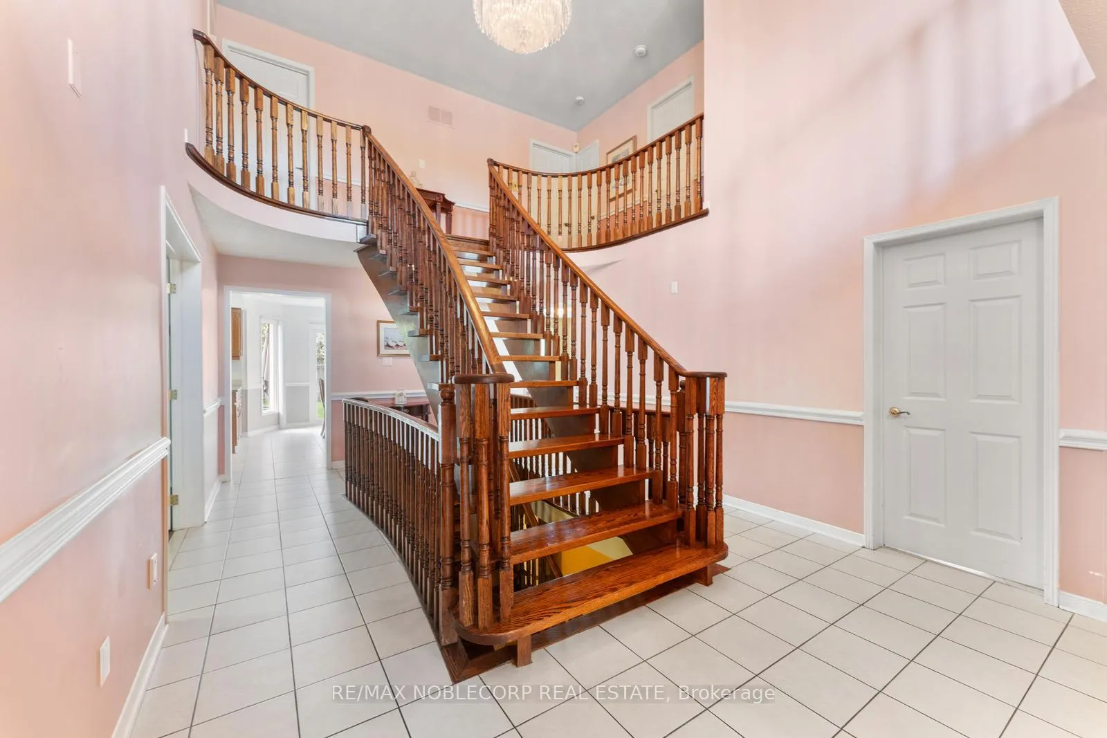 Photo 10 of 19 Castlehill Road, Vaughan, Maple — HOMEH