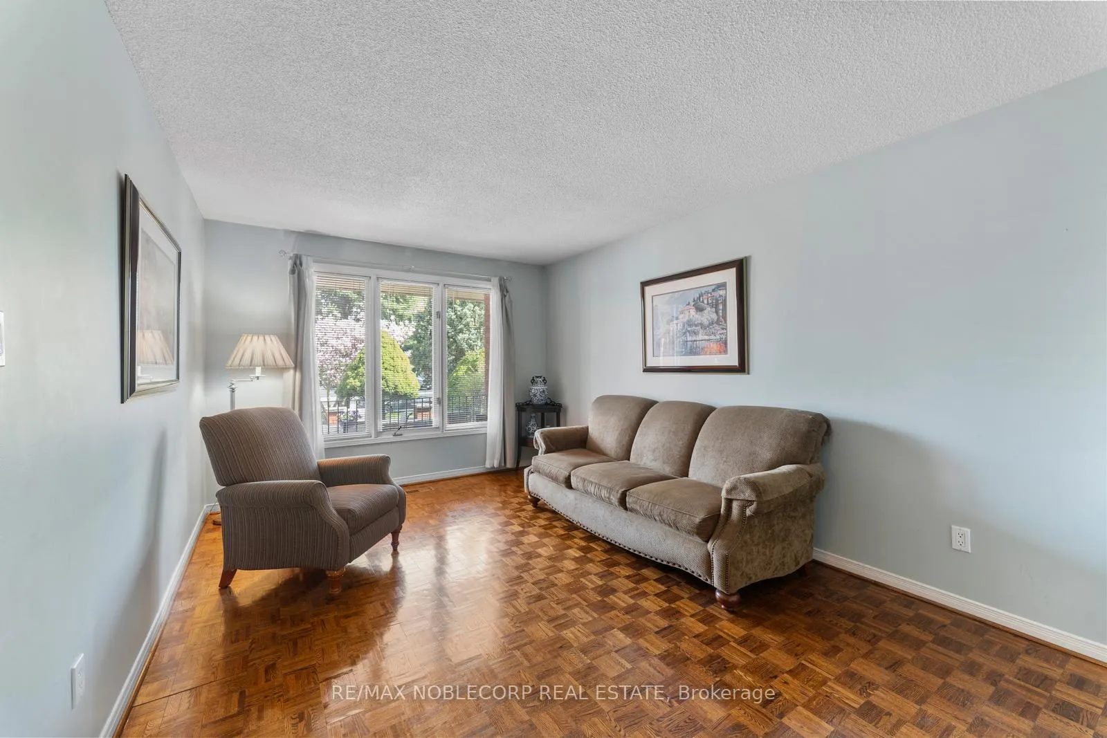 Photo 11 of 19 Castlehill Road, Vaughan, Maple — HOMEH