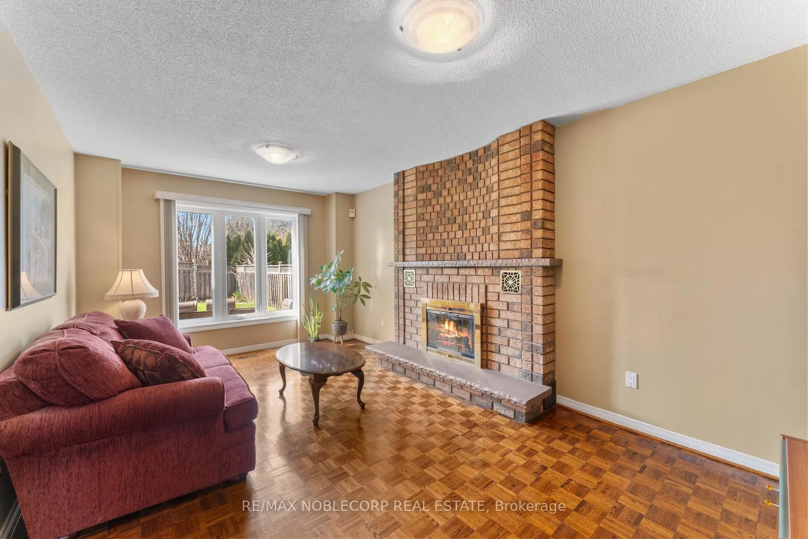 Photo 14 of 19 Castlehill Road, Vaughan, Maple — HOMEH