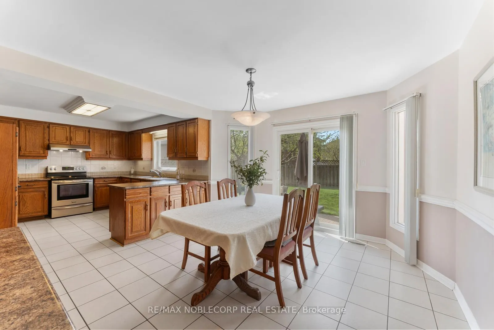 Photo 17 of 19 Castlehill Road, Vaughan, Maple — HOMEH