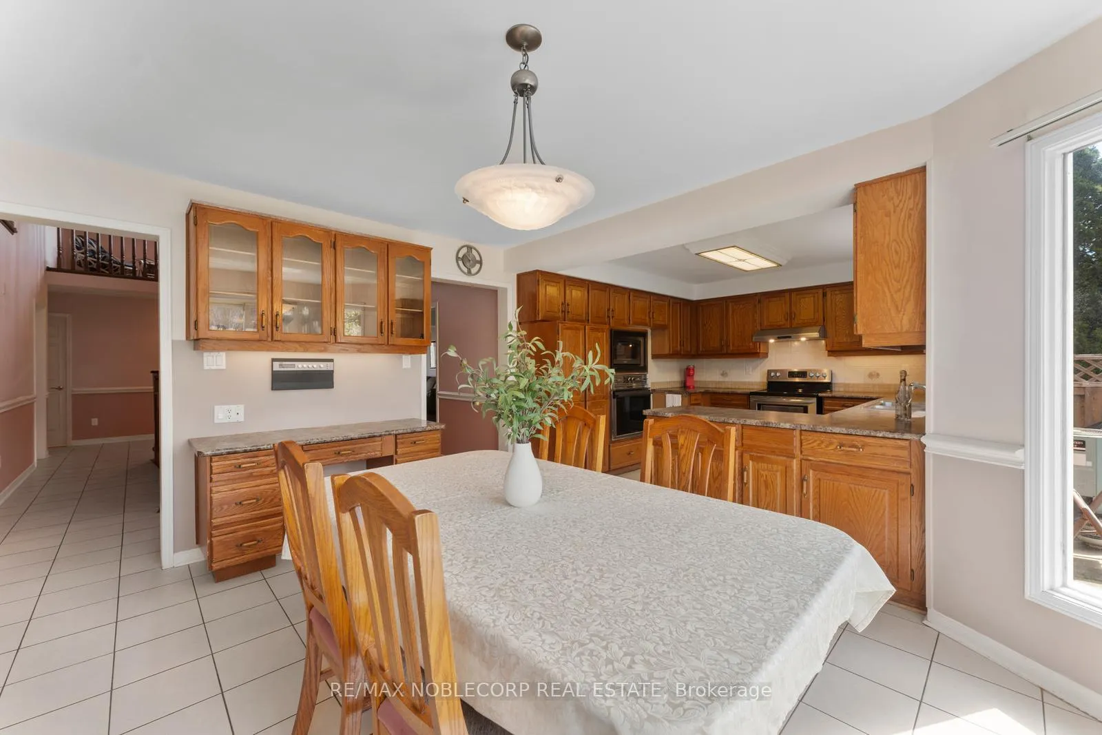 Photo 18 of 19 Castlehill Road, Vaughan, Maple — HOMEH