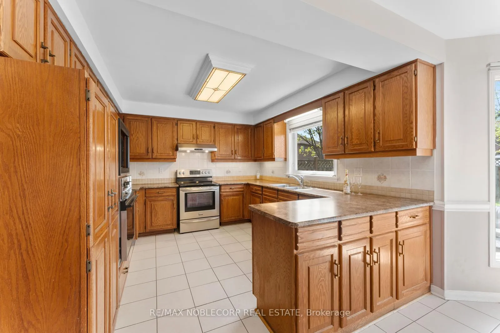 Photo 19 of 19 Castlehill Road, Vaughan, Maple — HOMEH