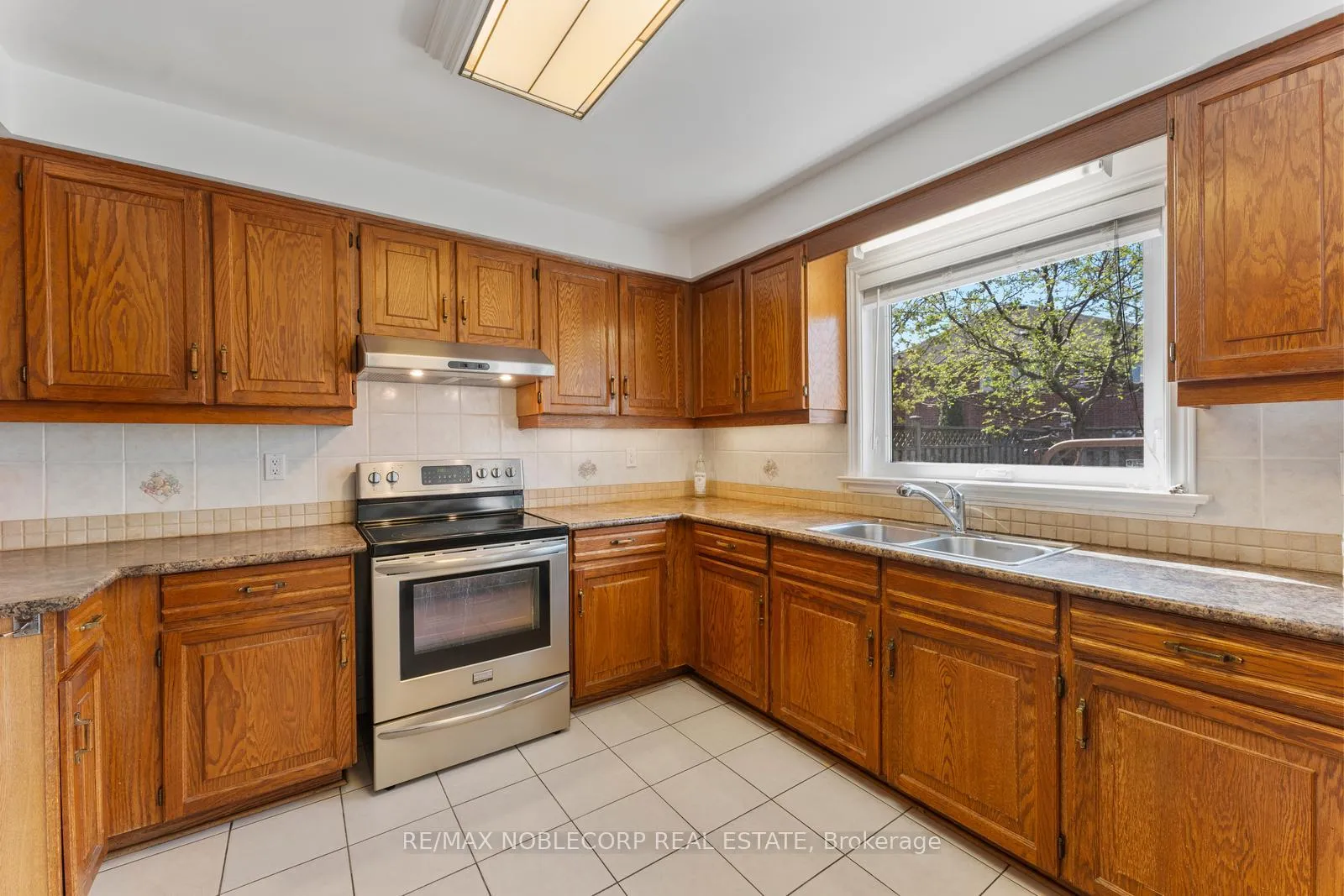 Photo 20 of 19 Castlehill Road, Vaughan, Maple — HOMEH