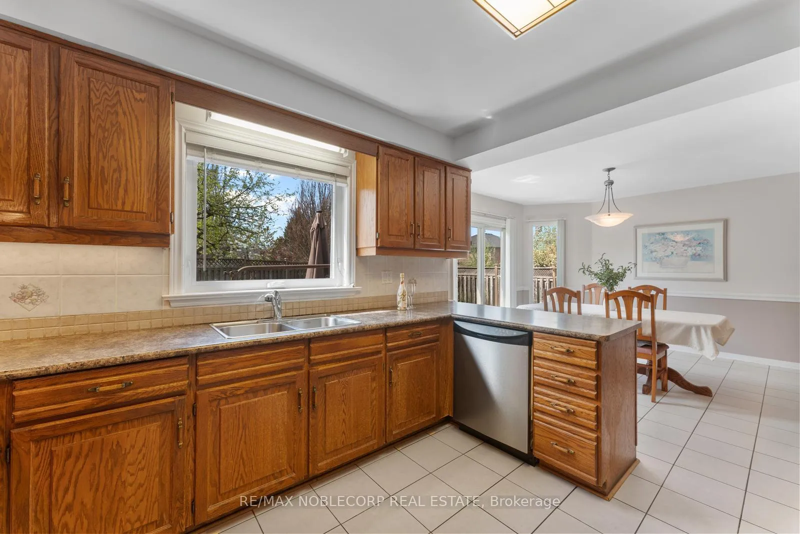 Photo 21 of 19 Castlehill Road, Vaughan, Maple — HOMEH