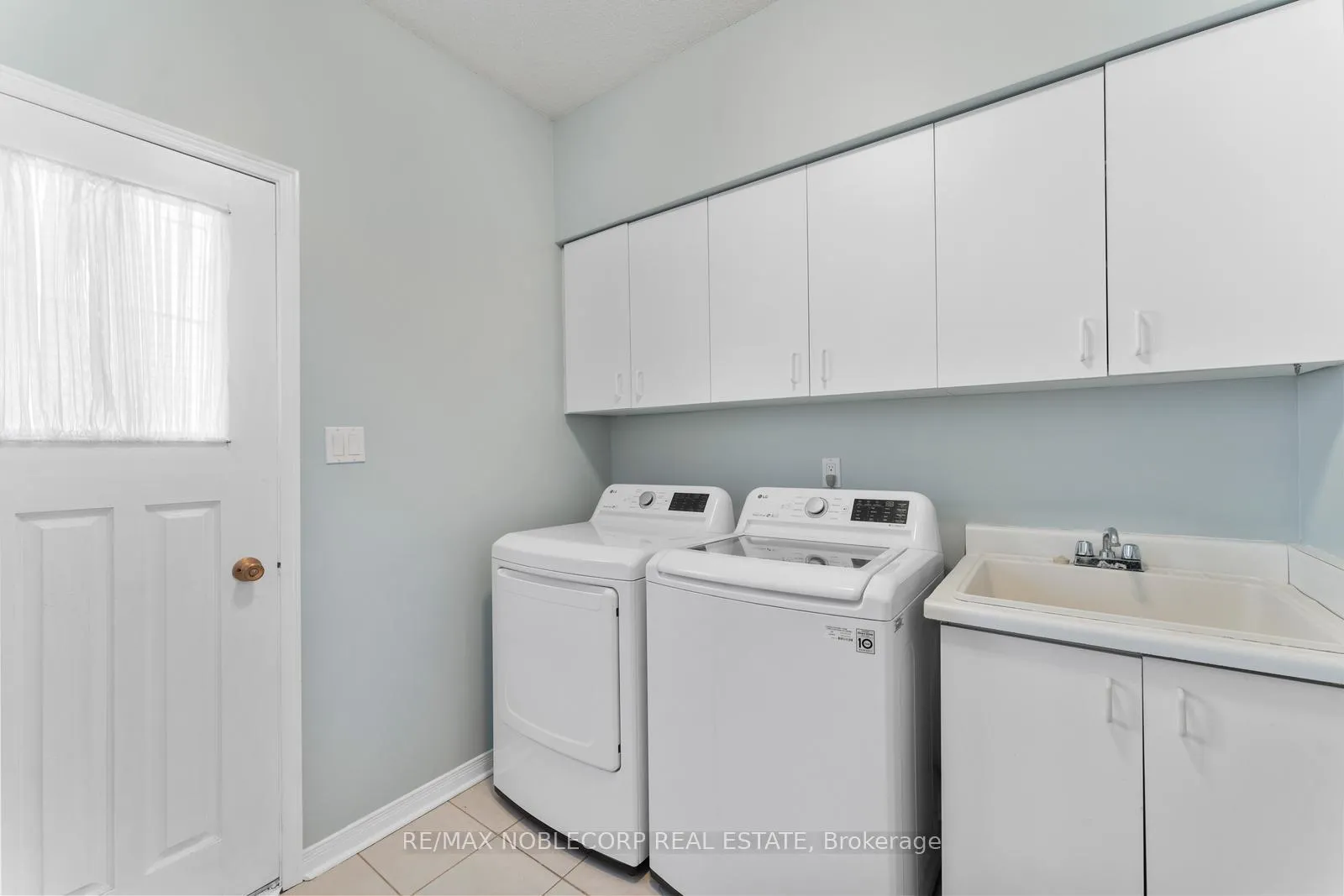 Photo 23 of 19 Castlehill Road, Vaughan, Maple — HOMEH
