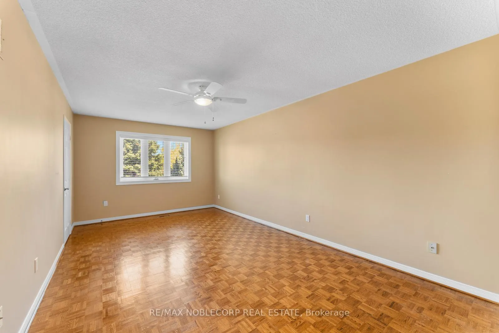 Photo 25 of 19 Castlehill Road, Vaughan, Maple — HOMEH
