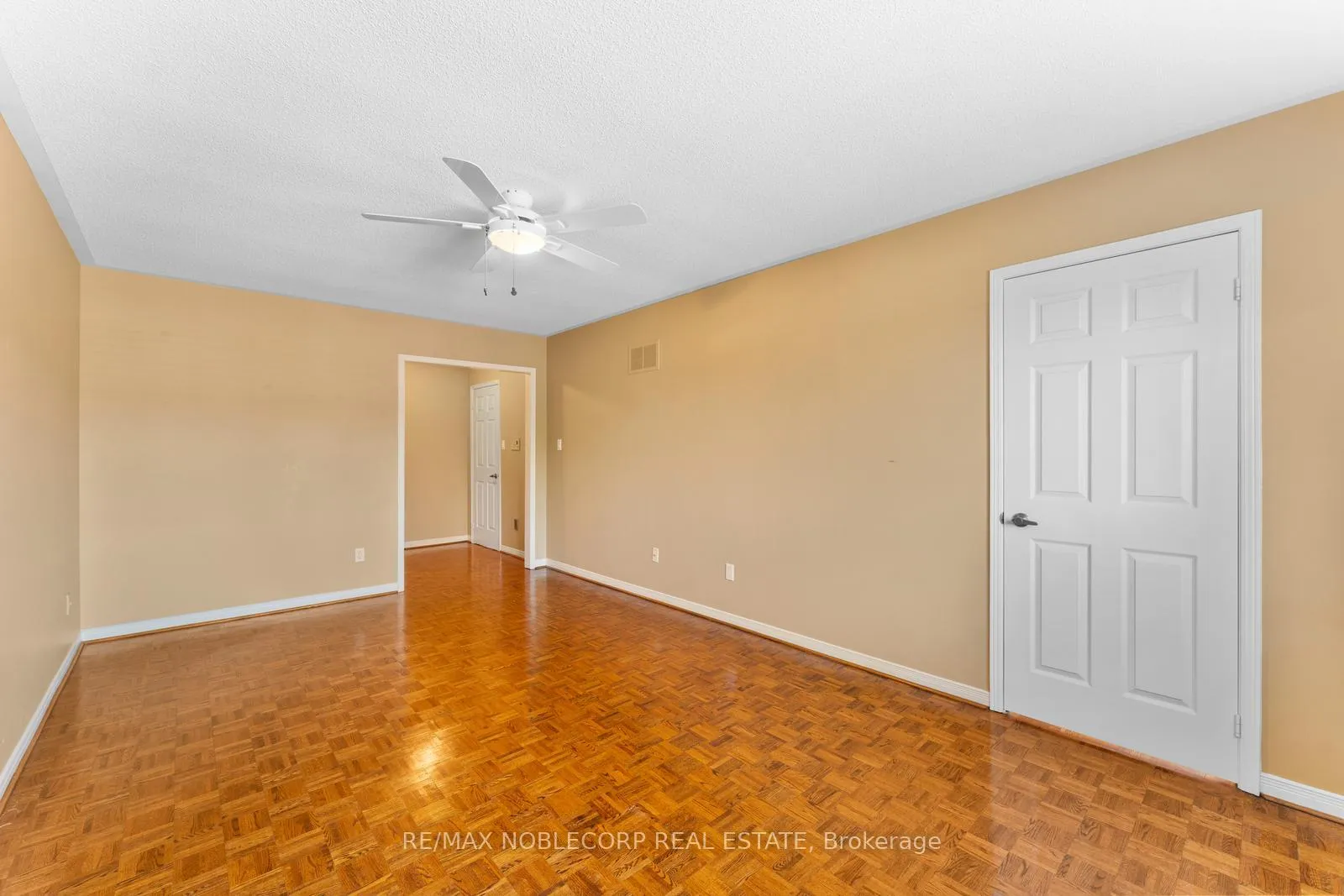 Photo 26 of 19 Castlehill Road, Vaughan, Maple — HOMEH