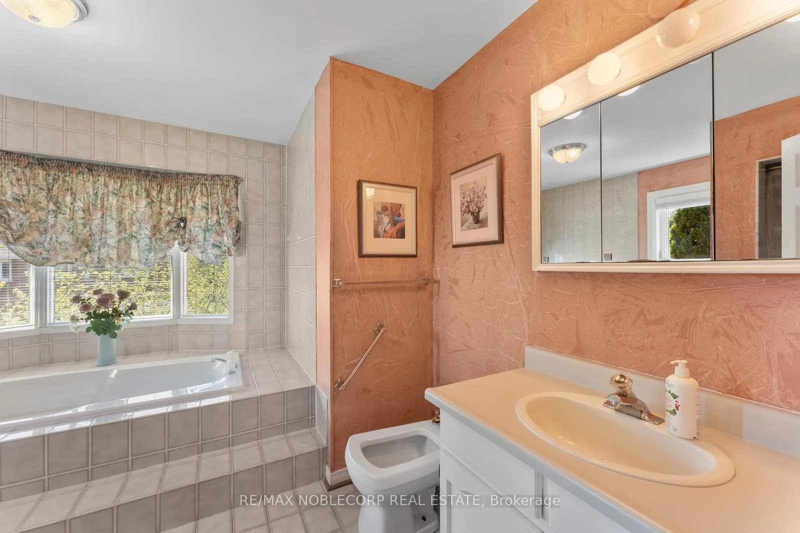 Photo 27 of 19 Castlehill Road, Vaughan, Maple — HOMEH