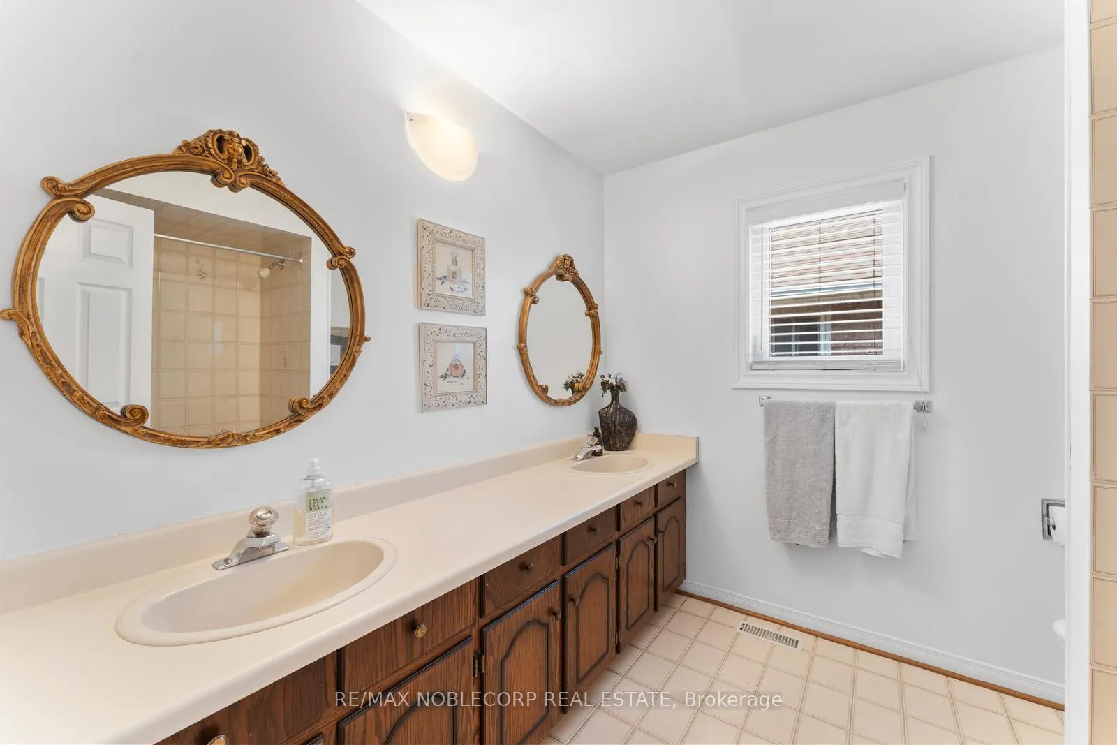 Photo 33 of 19 Castlehill Road, Vaughan, Maple — HOMEH