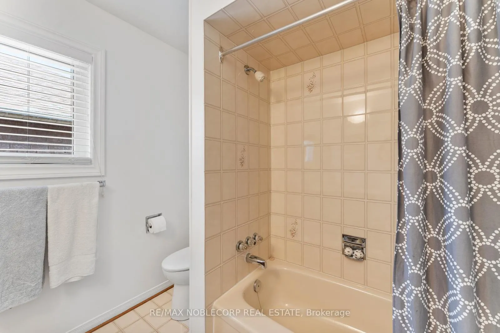 Photo 34 of 19 Castlehill Road, Vaughan, Maple — HOMEH