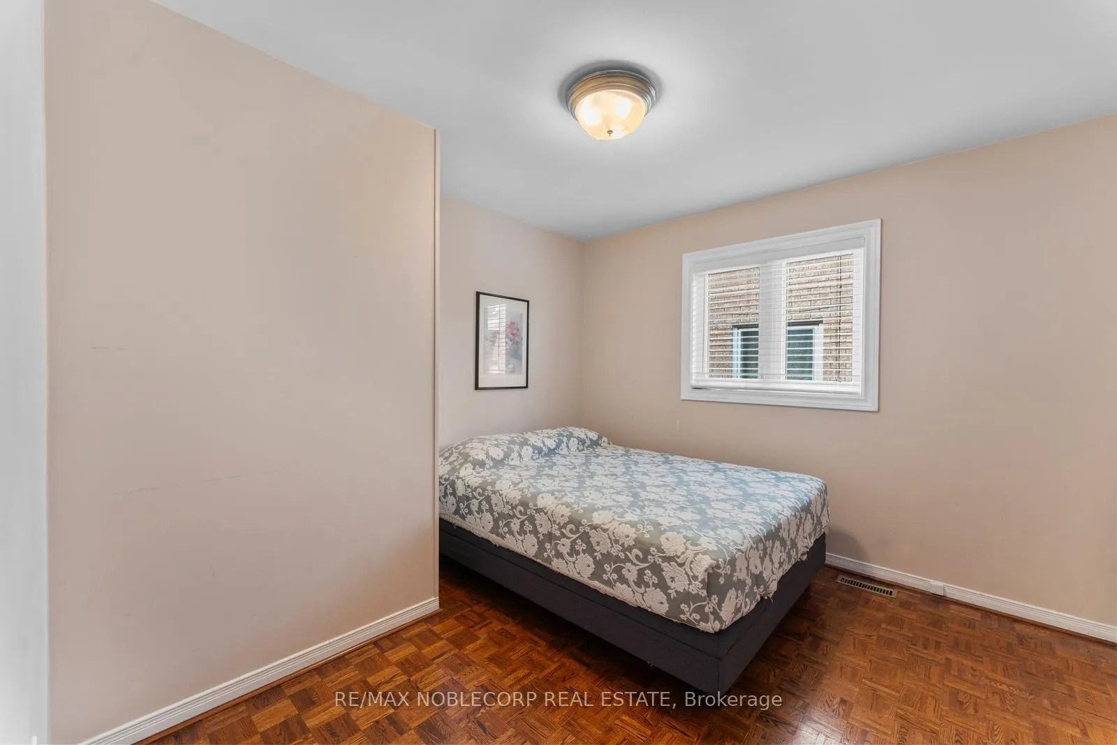 Photo 35 of 19 Castlehill Road, Vaughan, Maple — HOMEH