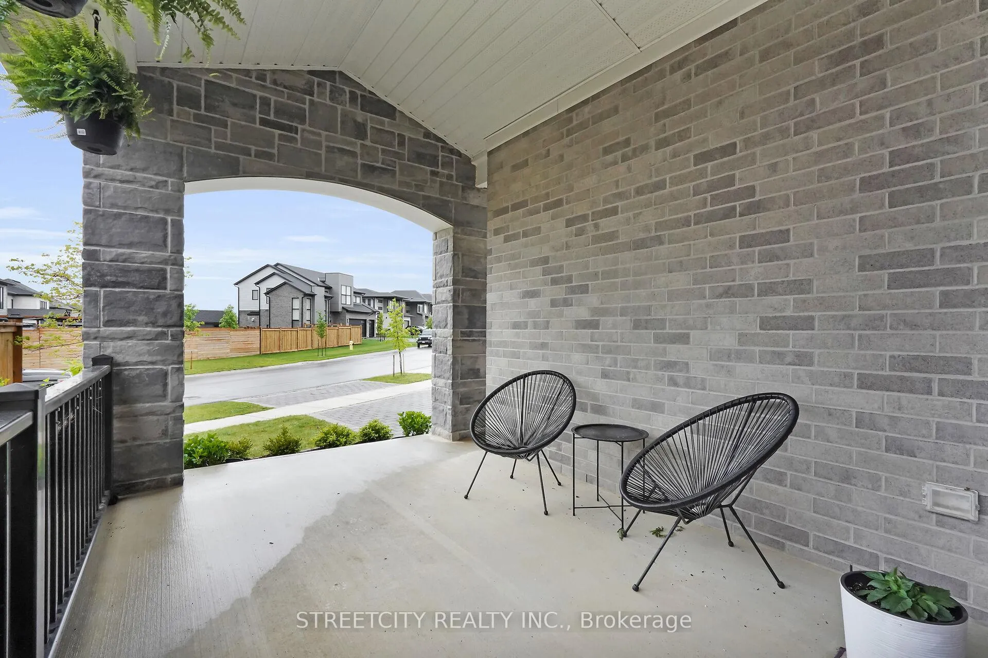 Photo 2 of 4 Locky Lane, Middlesex Centre, Komoka — HOMEH