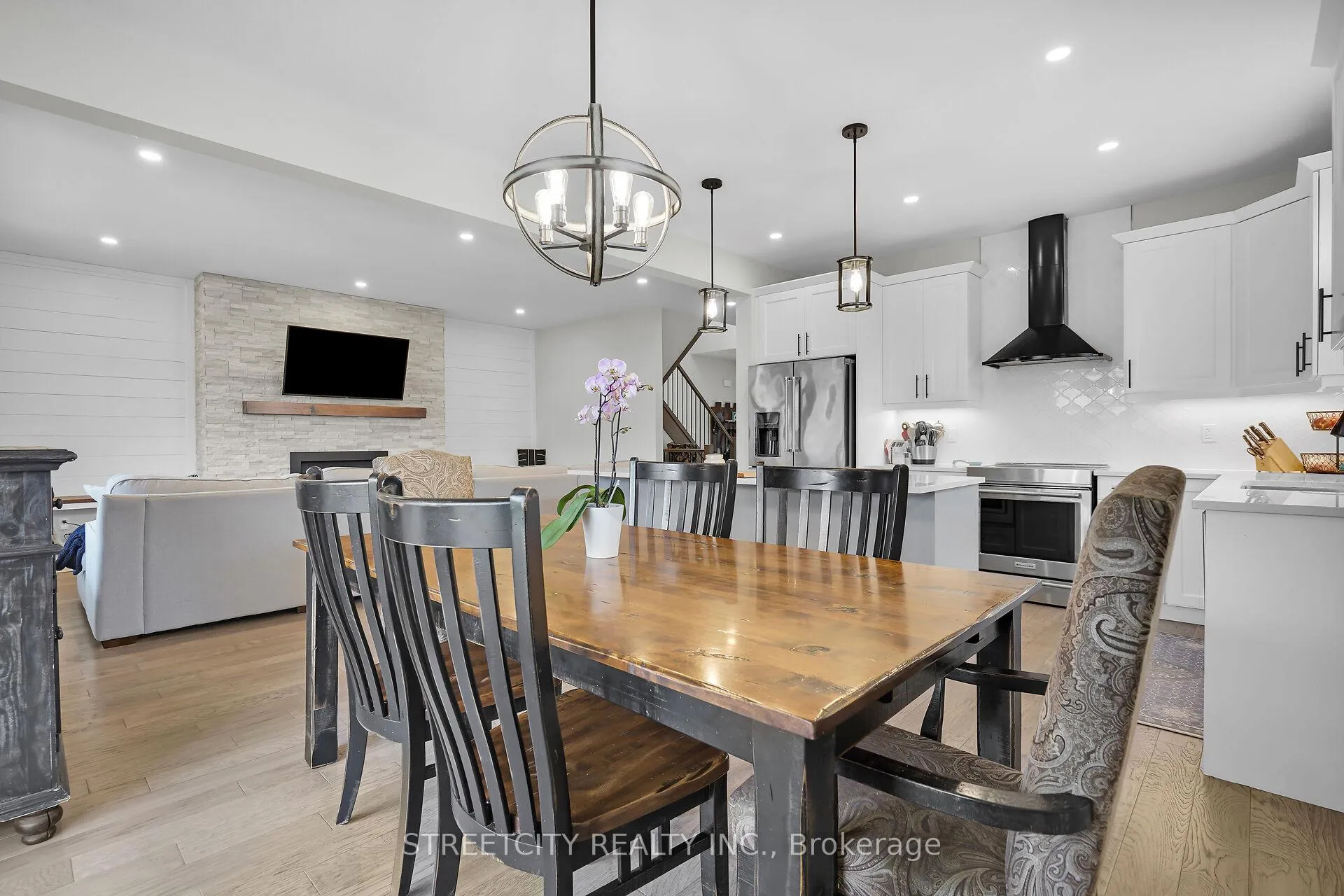 Photo 10 of 4 Locky Lane, Middlesex Centre, Komoka — HOMEH
