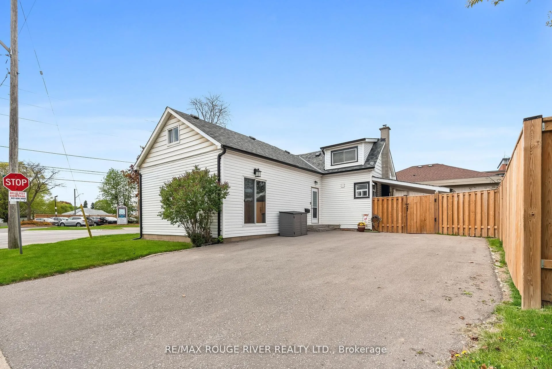 Photo 2 of 61 Liberty Street S, Clarington, Bowmanville — HOMEH