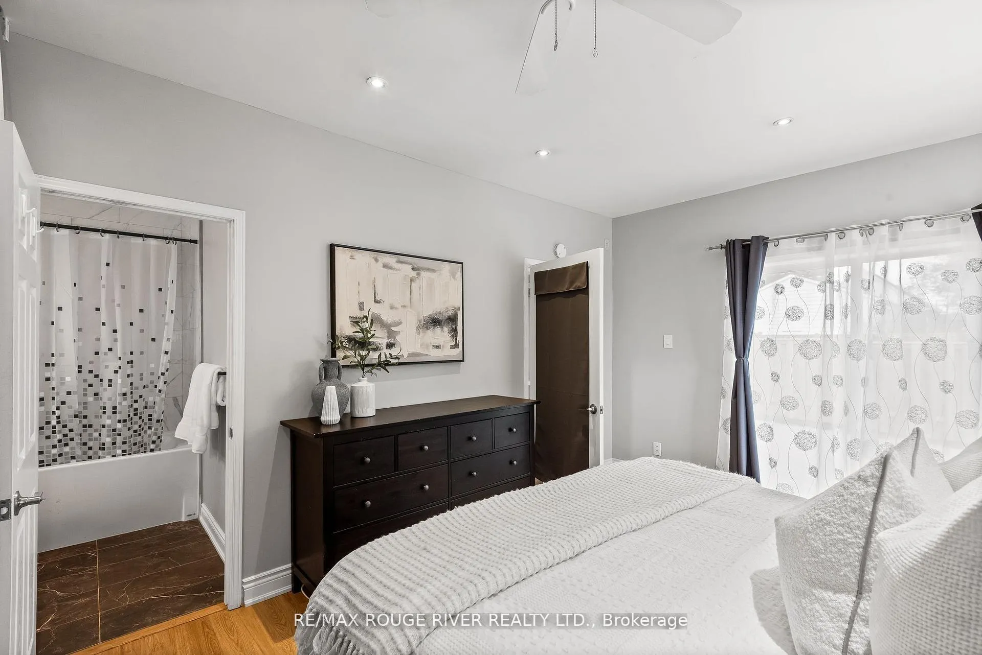 Photo 18 of 61 Liberty Street S, Clarington, Bowmanville — HOMEH