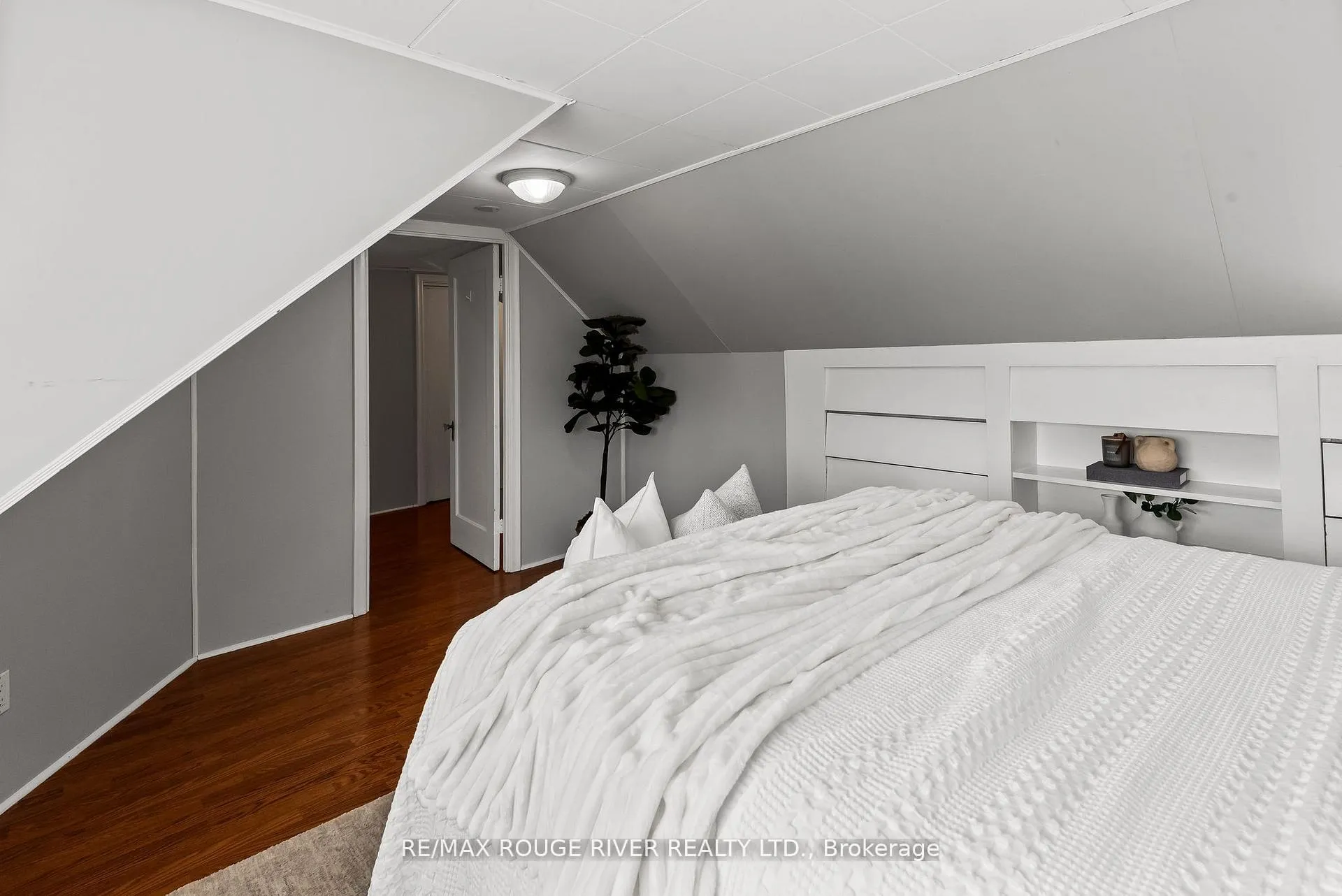 Photo 26 of 61 Liberty Street S, Clarington, Bowmanville — HOMEH