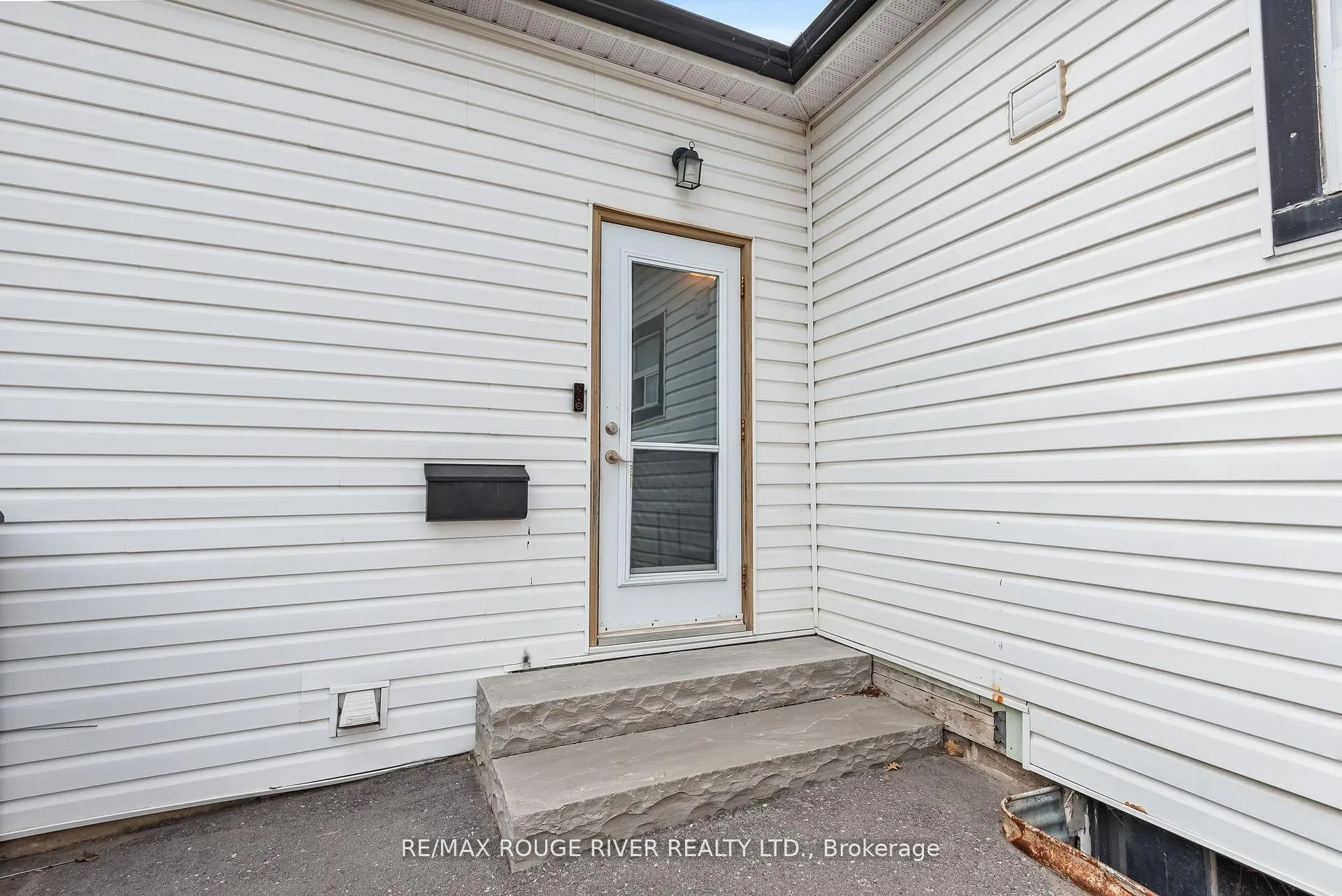 Photo 42 of 61 Liberty Street S, Clarington, Bowmanville — HOMEH
