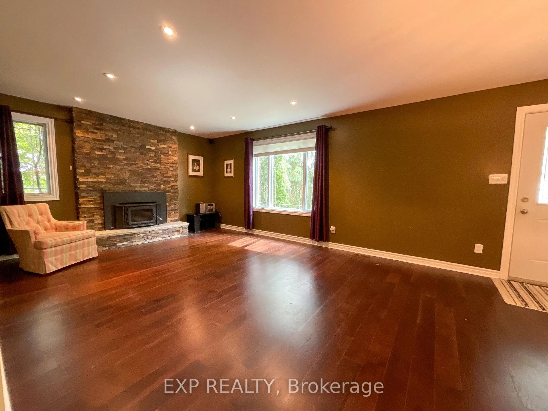 Photo 3 of 82 Ivy Avenue, Renfrew — HOMEH
