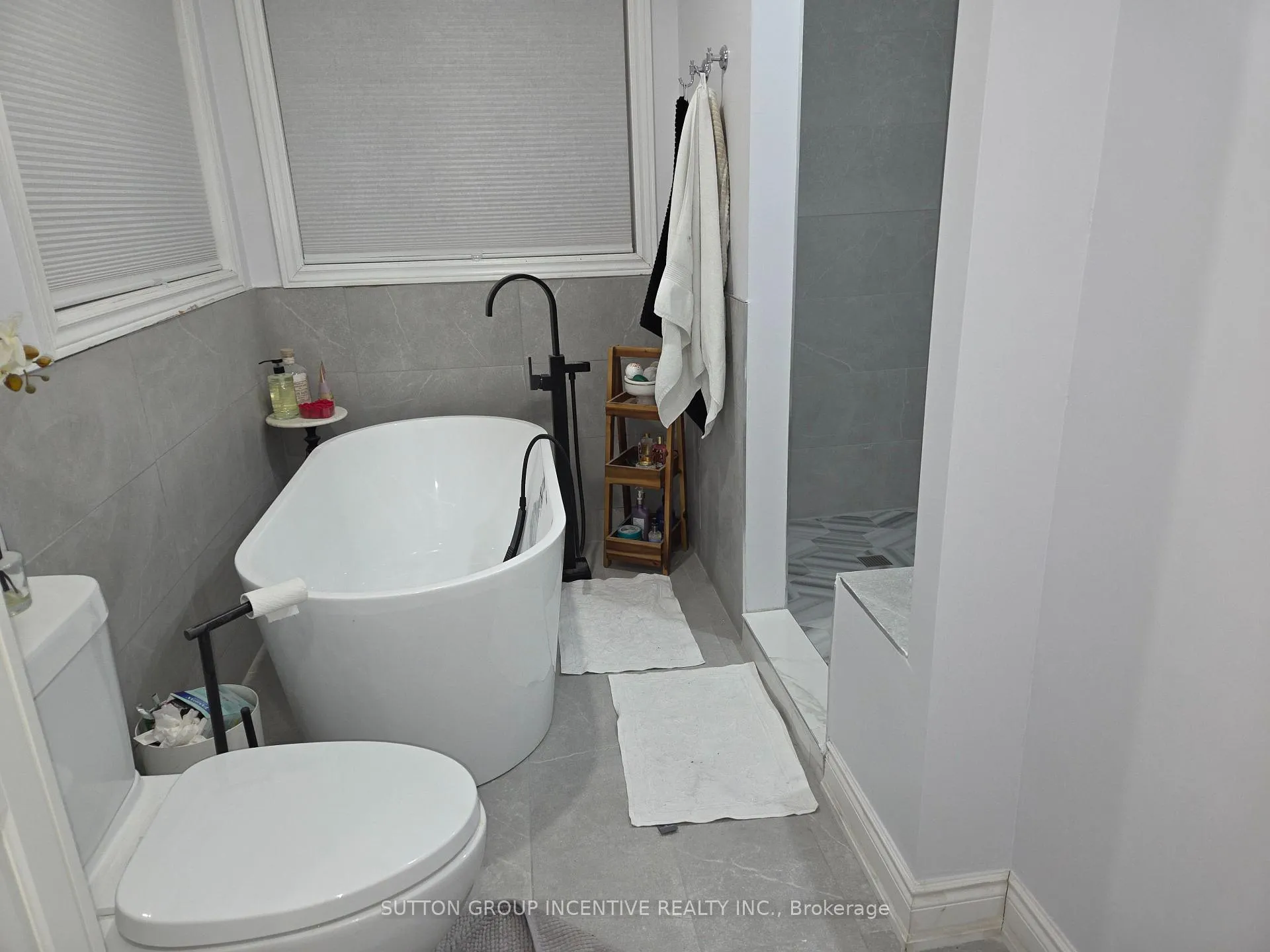 Photo 5 of 52 Elmbrook Drive, Barrie, 400 West — HOMEH