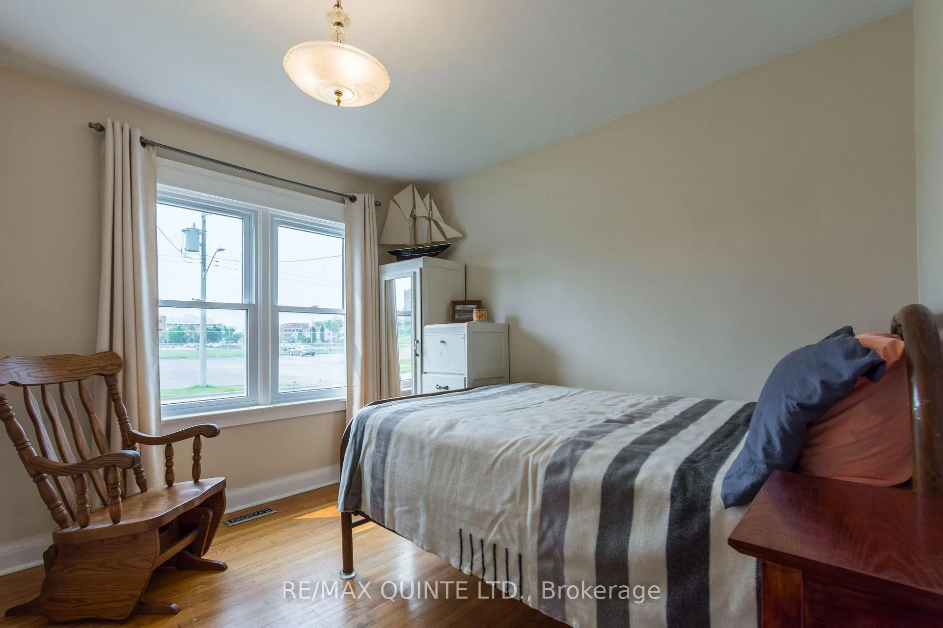 Photo 17 of 16 Macdonald Gardens, Belleville, Belleville Ward — HOMEH