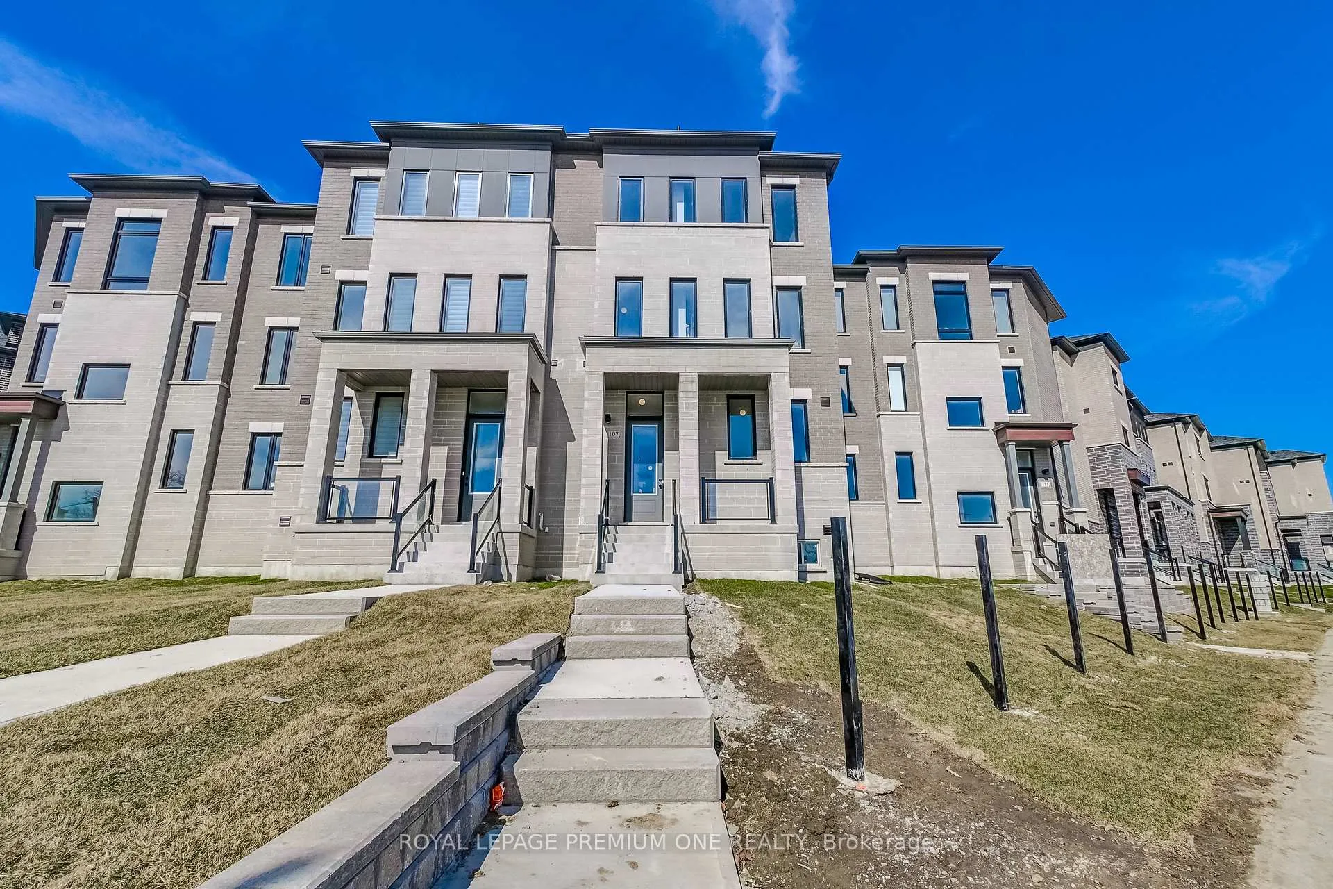 Photo 3 of 107 Tennant Circle, Vaughan, Vellore Village — HOMEH