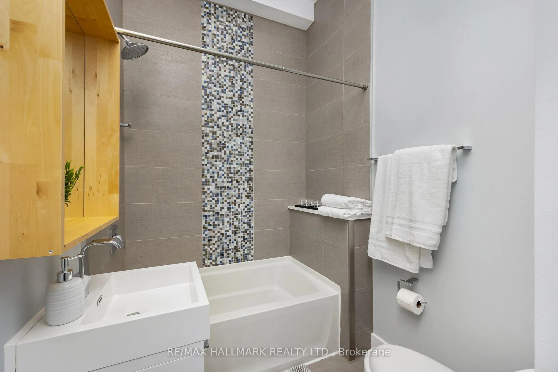 Photo 19 of 1549 Dundas Street E, Toronto, South Riverdale — HOMEH