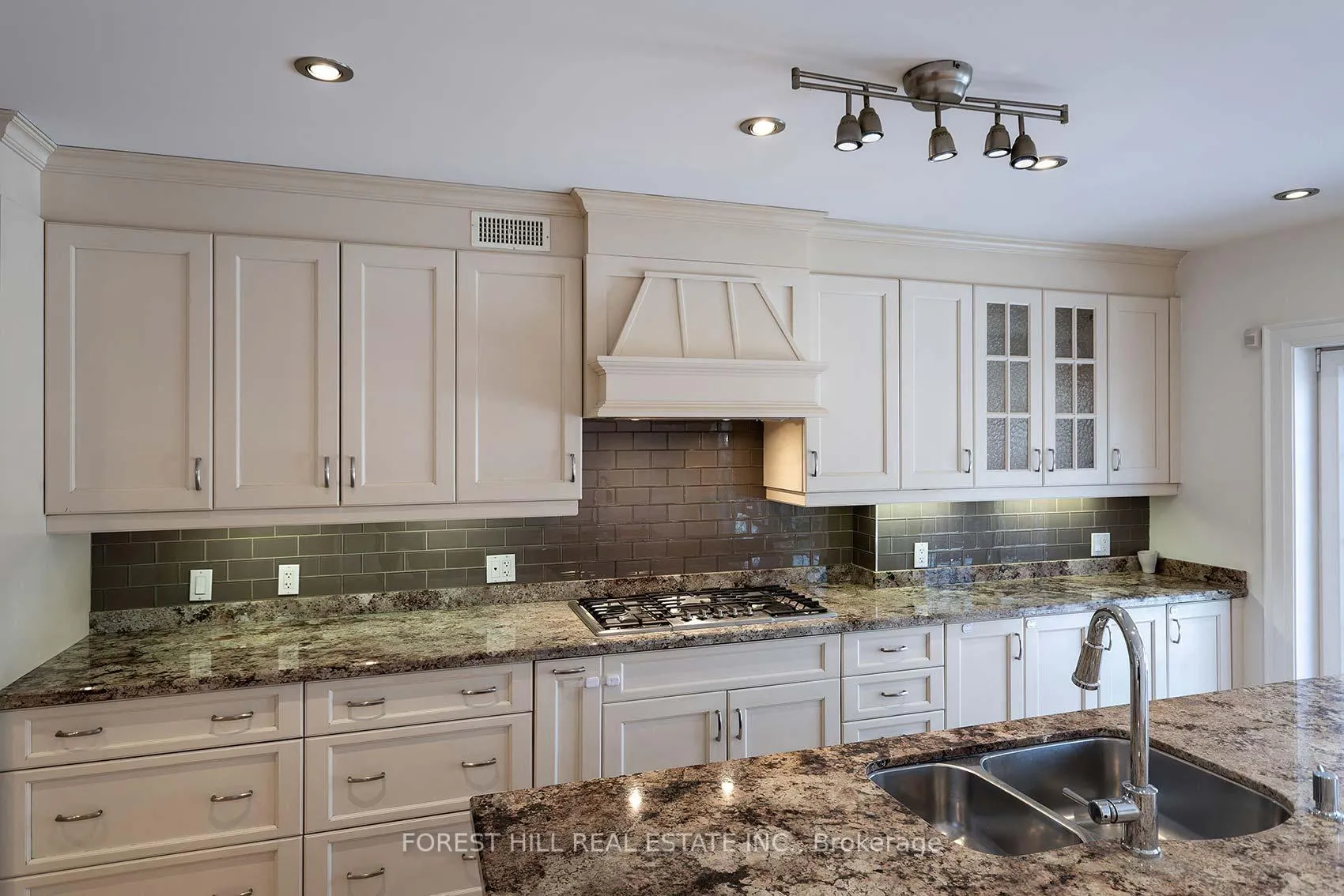 Photo 10 of 17 Duncannon Drive, Toronto, Forest Hill South — HOMEH