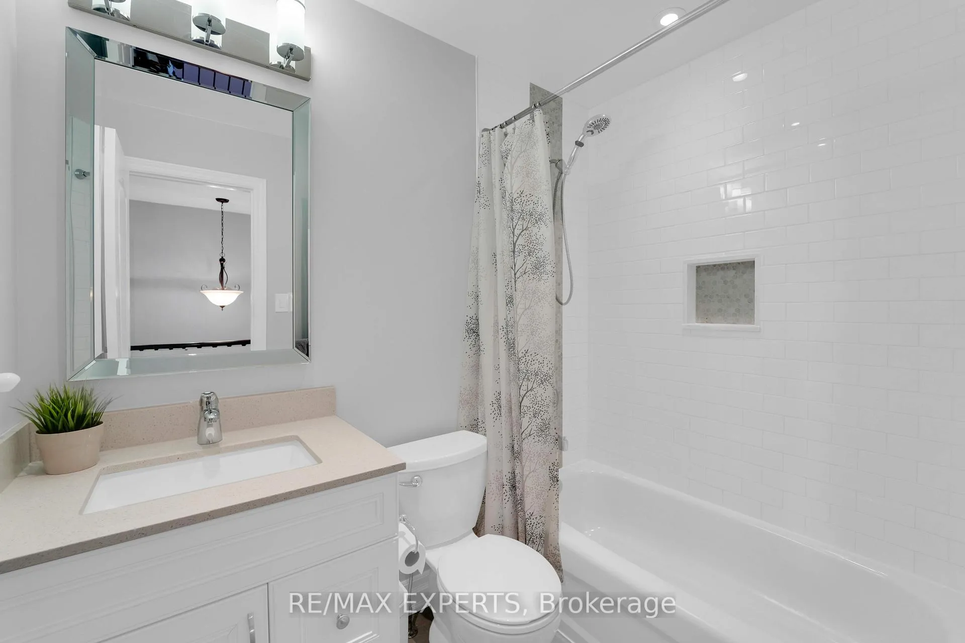 Photo 32 of 57 Gray Park Drive, Caledon, Bolton North — HOMEH
