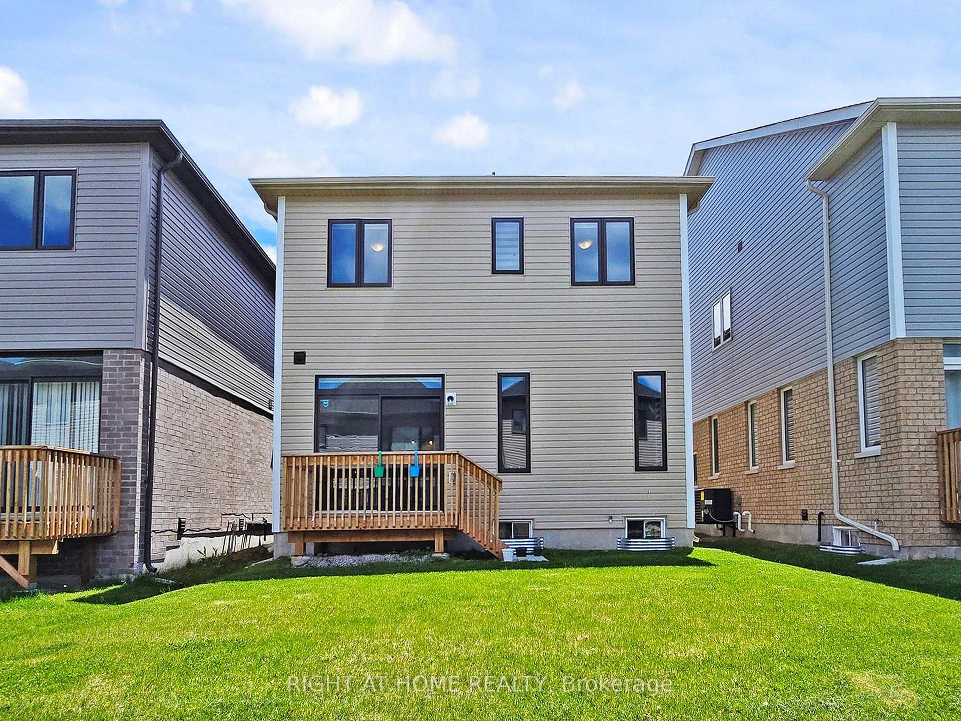 Photo 13 of 18 Bannister Road, Barrie, Rural Barrie Southeast — HOMEH