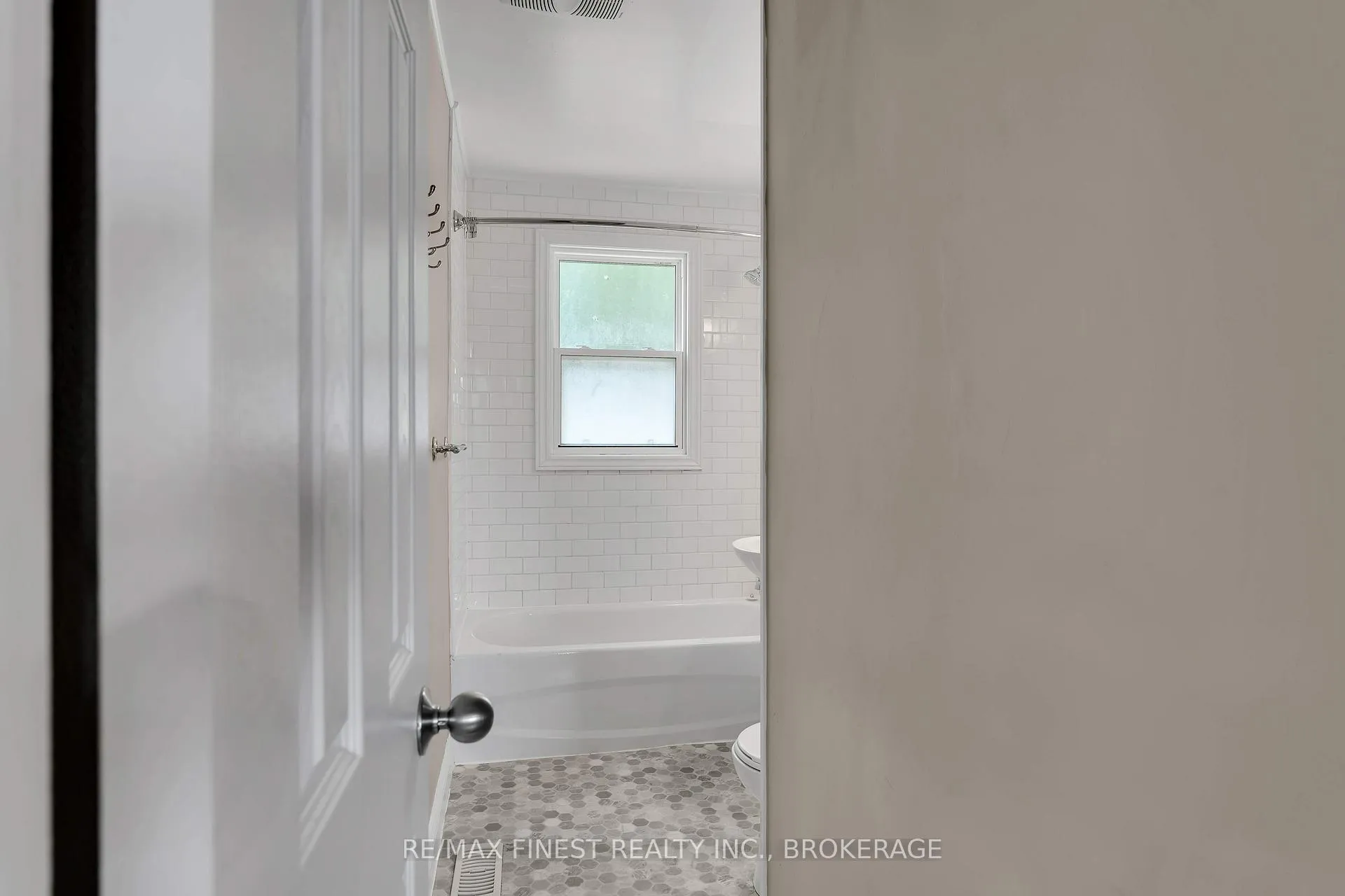 Photo 20 of 48 Brant Street, Kingston, East of Sir John A. Blvd — HOMEH