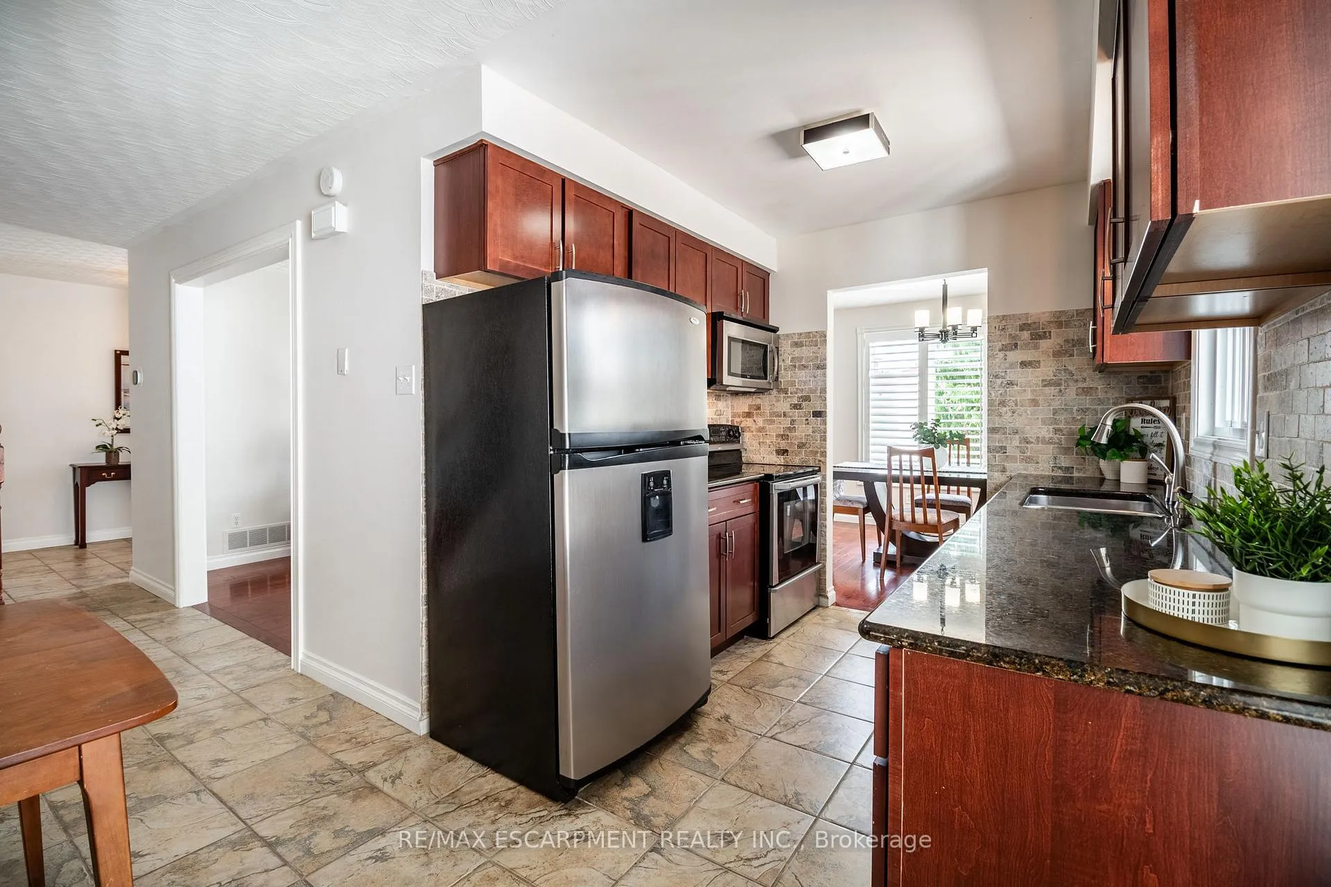 Photo 10 of 150 Solomon Crescent, Hamilton, Trenholme — HOMEH