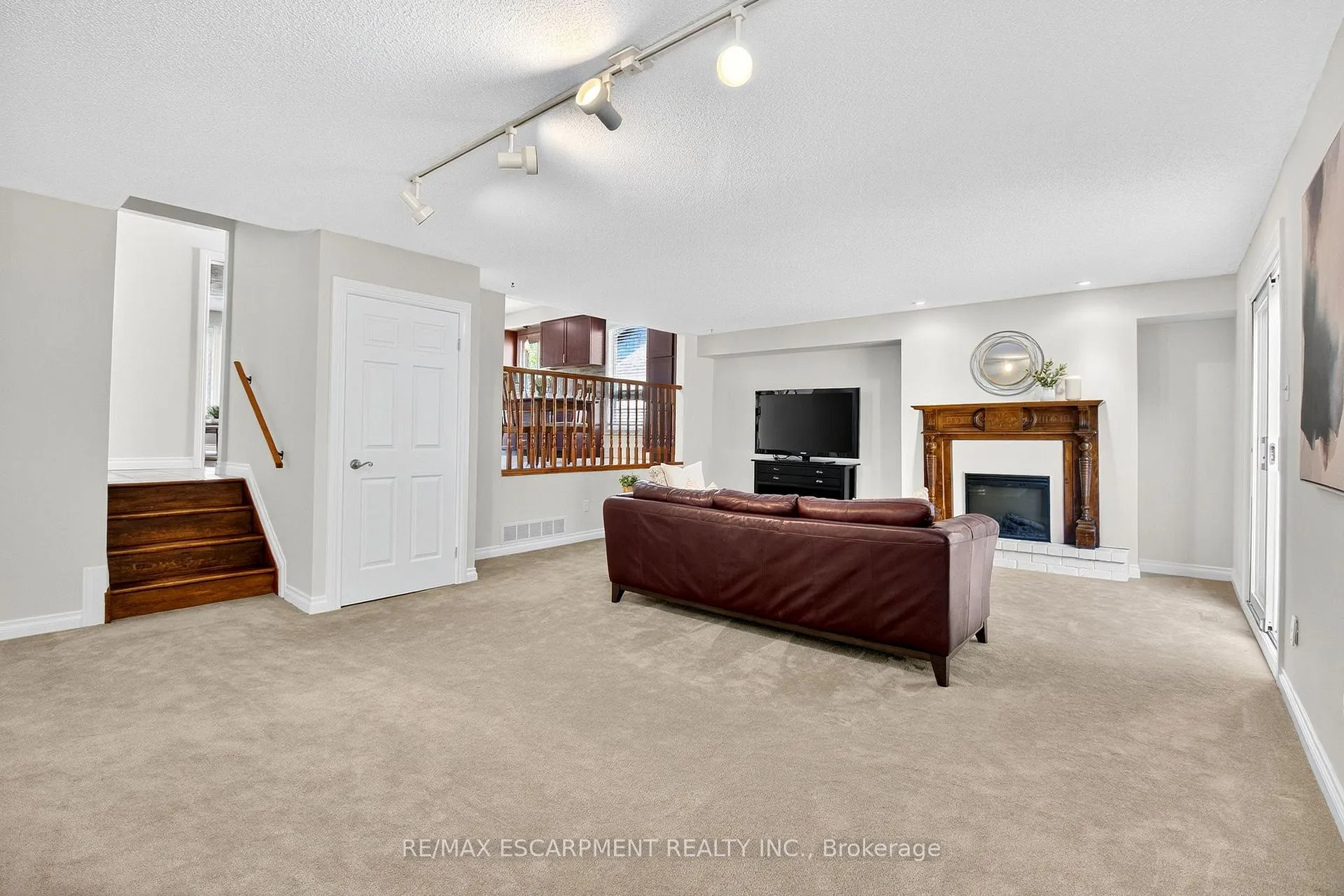 Photo 15 of 150 Solomon Crescent, Hamilton, Trenholme — HOMEH