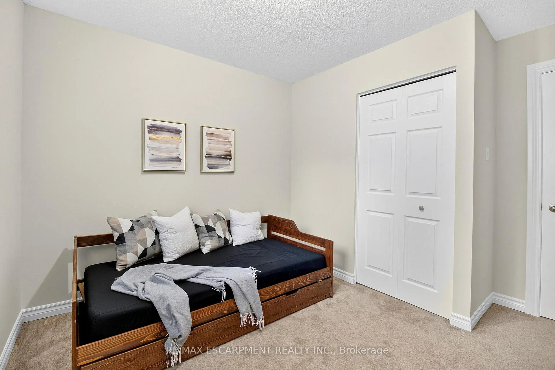 Photo 19 of 150 Solomon Crescent, Hamilton, Trenholme — HOMEH