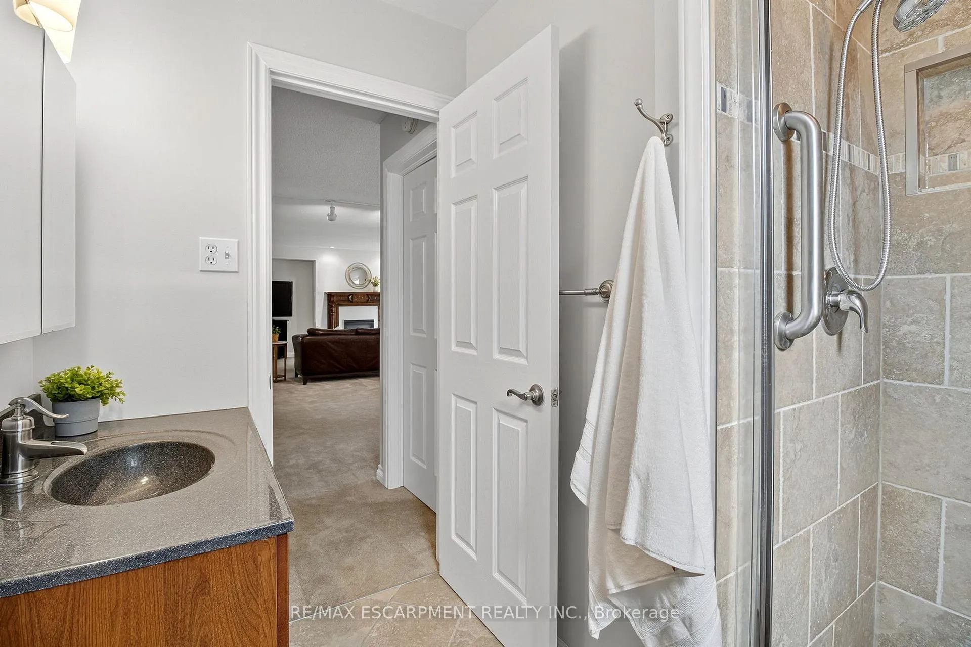 Photo 21 of 150 Solomon Crescent, Hamilton, Trenholme — HOMEH