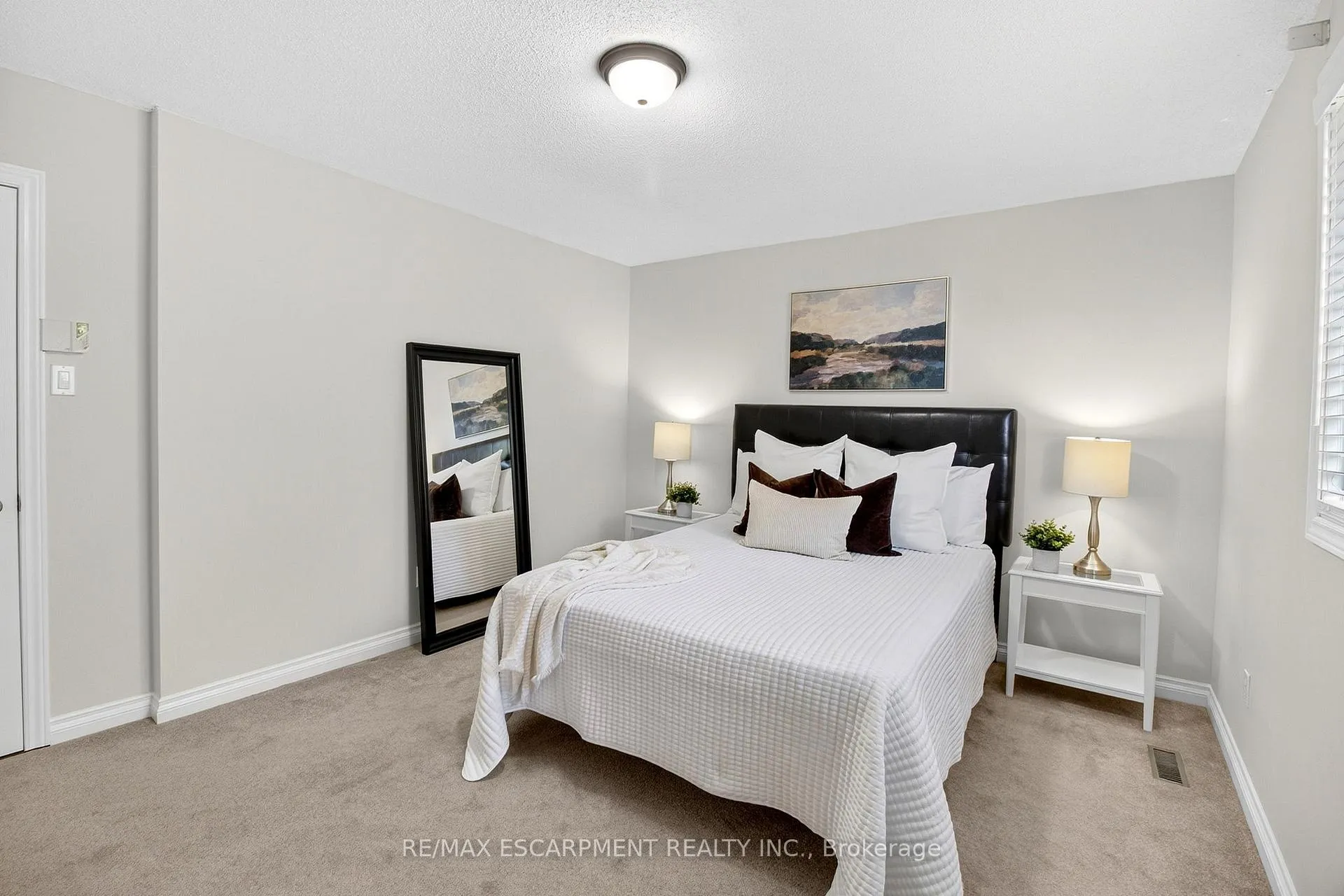 Photo 23 of 150 Solomon Crescent, Hamilton, Trenholme — HOMEH