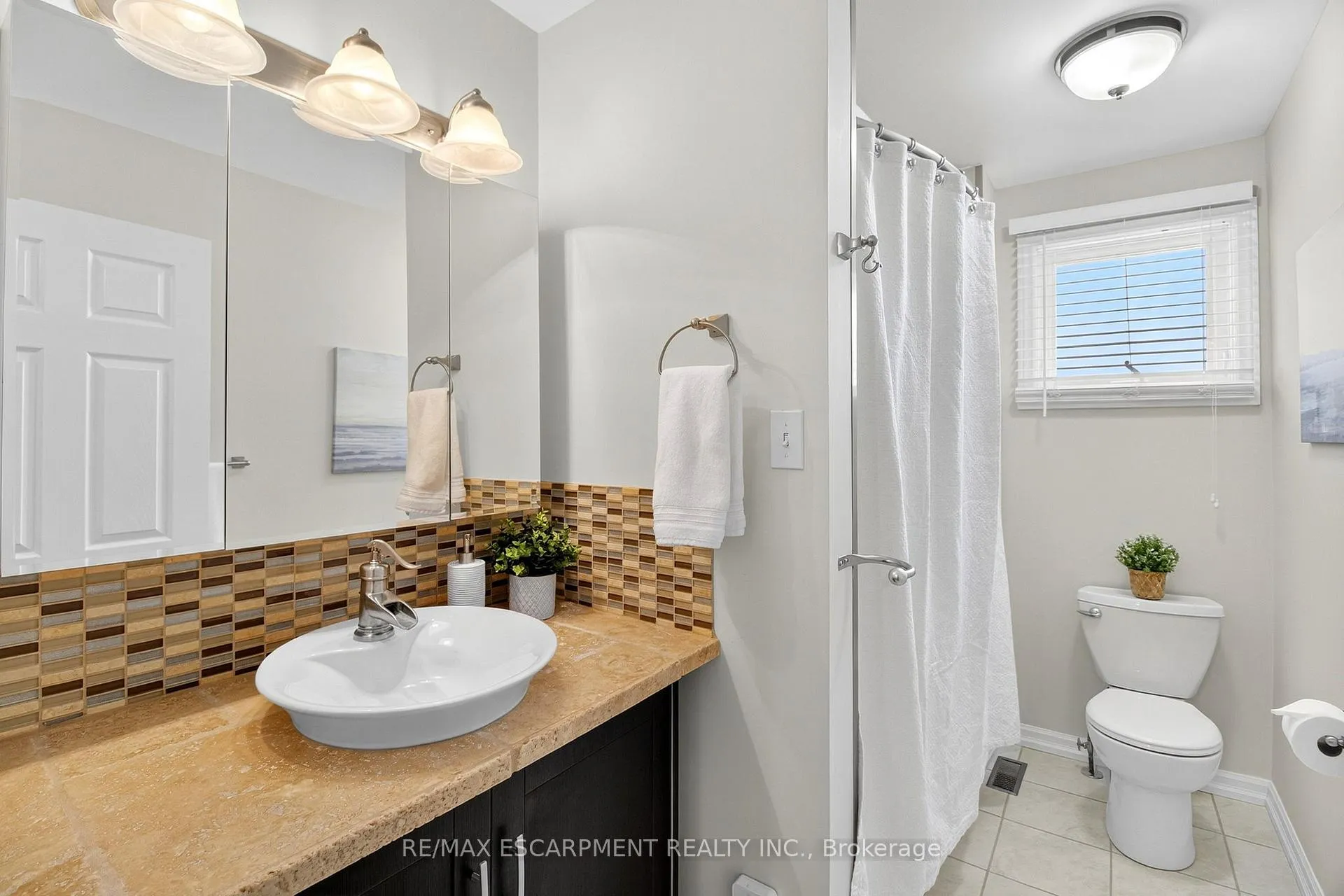 Photo 25 of 150 Solomon Crescent, Hamilton, Trenholme — HOMEH