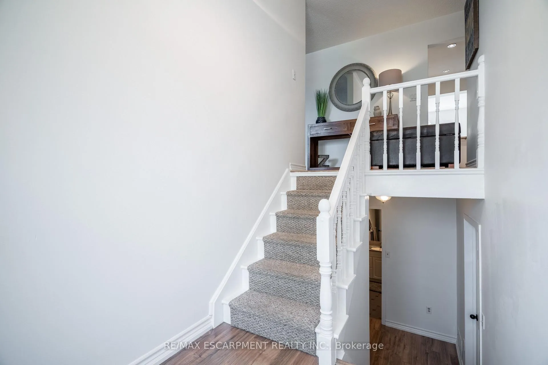 Photo 3 of 34 Palm Court, Hamilton, Stoney Creek — HOMEH