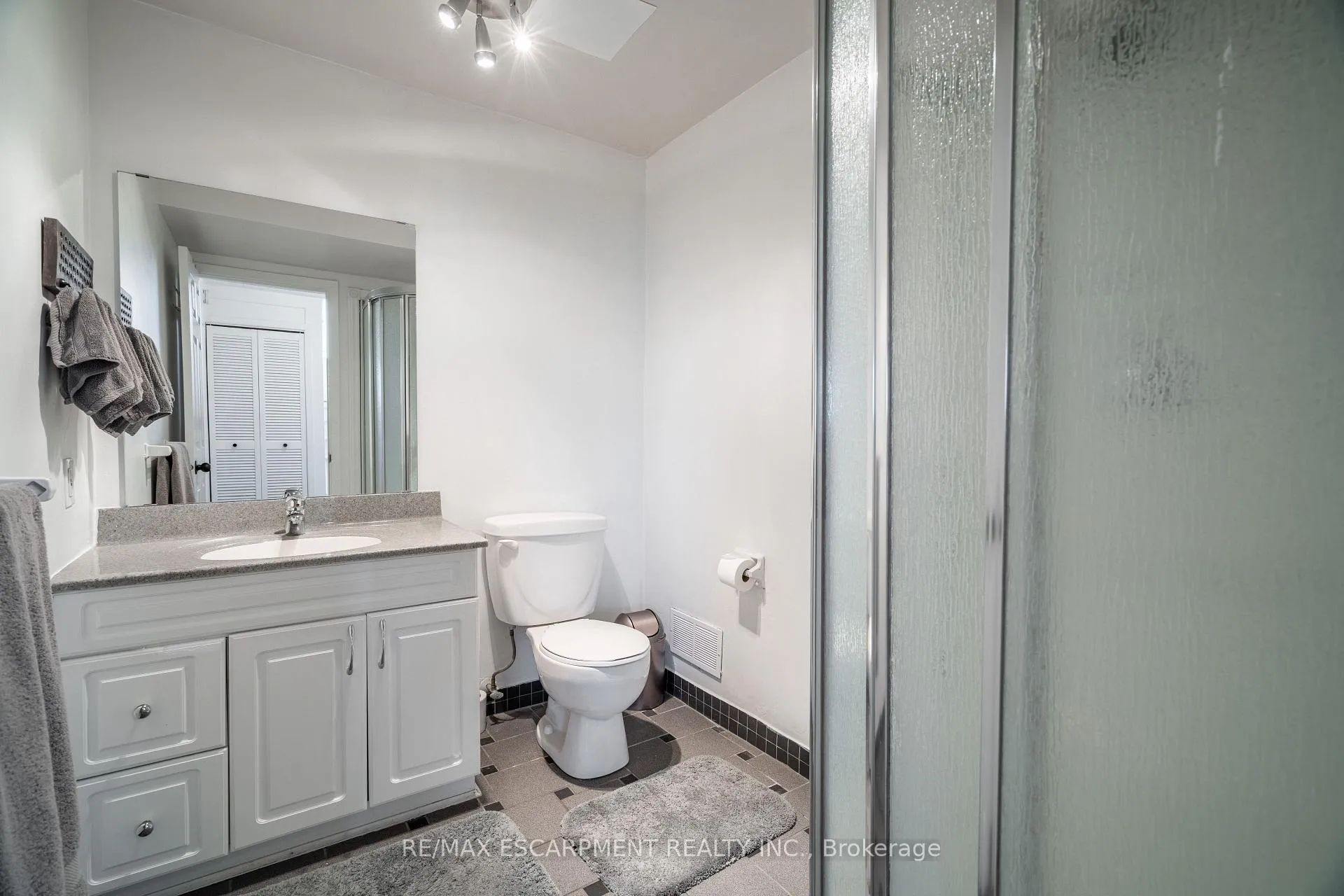 Photo 29 of 34 Palm Court, Hamilton, Stoney Creek — HOMEH