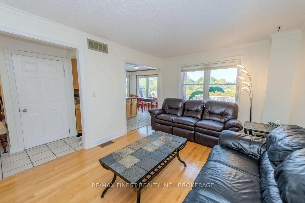 Photo 5 of 1106 Wintergreen Crescent, Kingston, City Northwest — HOMEH