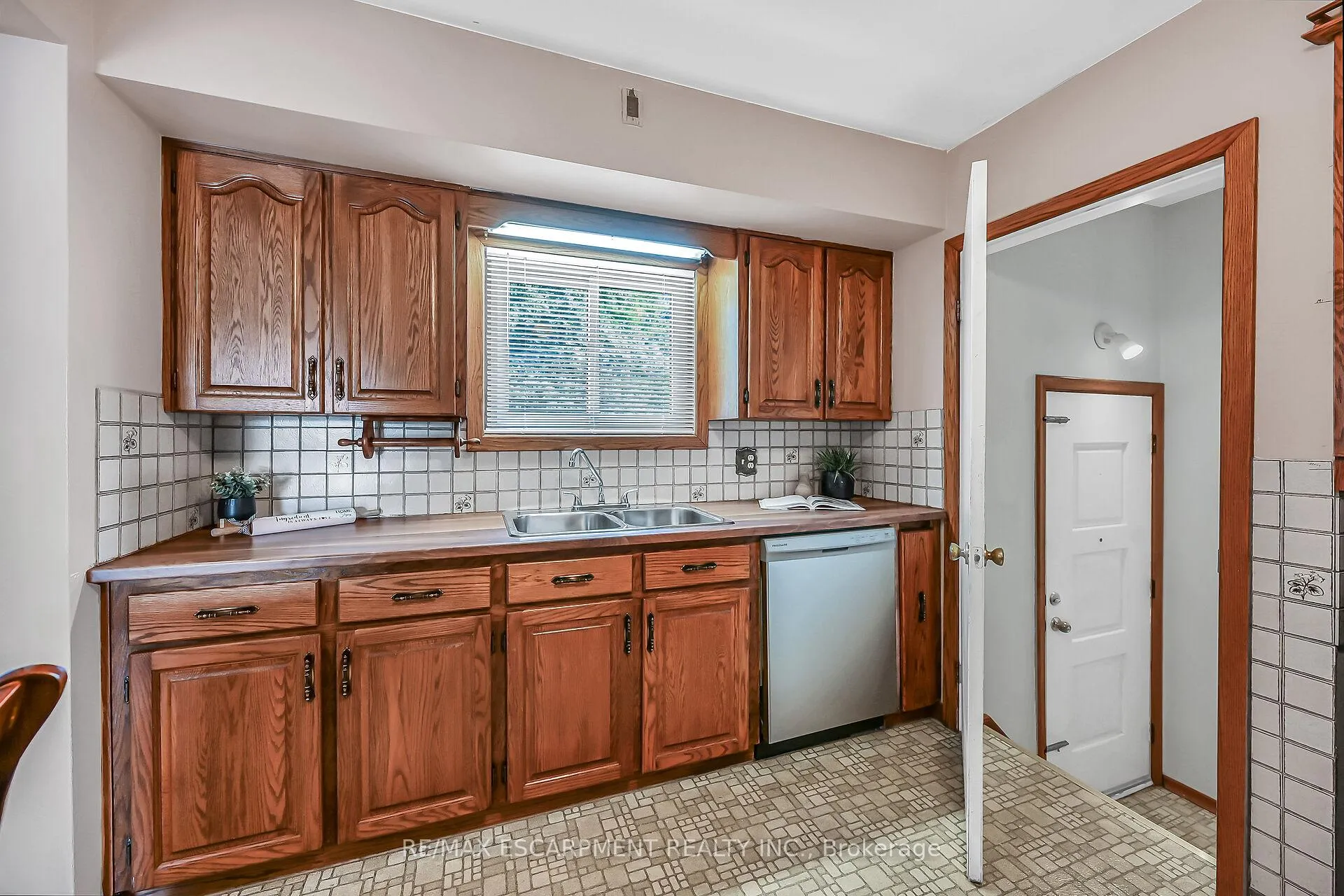 Photo 14 of 31 Belair Drive, Hamilton, Centremount — HOMEH