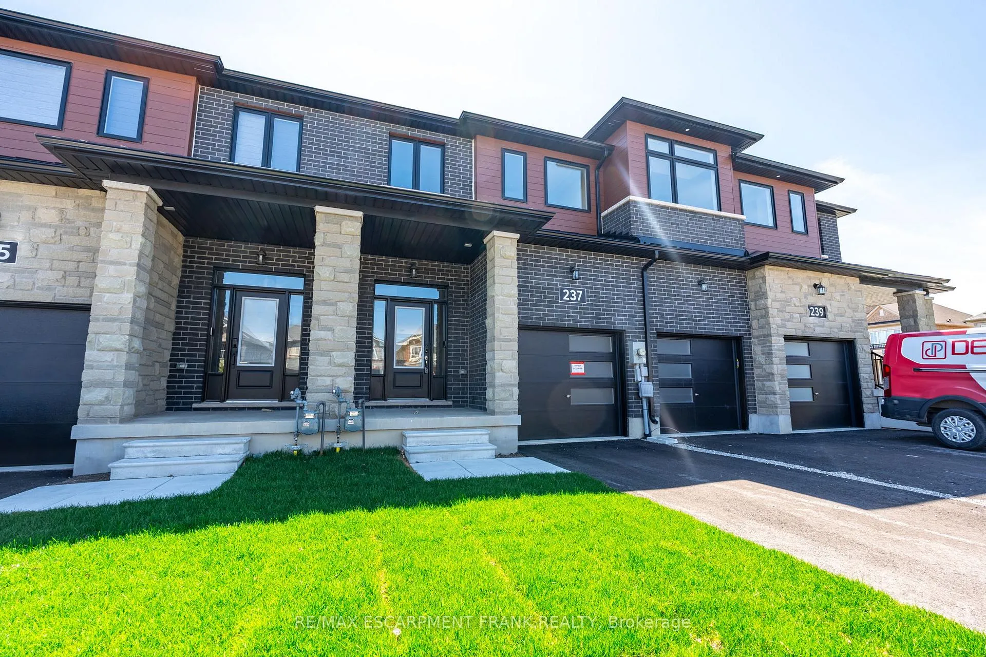Photo 2 of 237 Lormont Boulevard, Hamilton, Stoney Creek Mountain — HOMEH