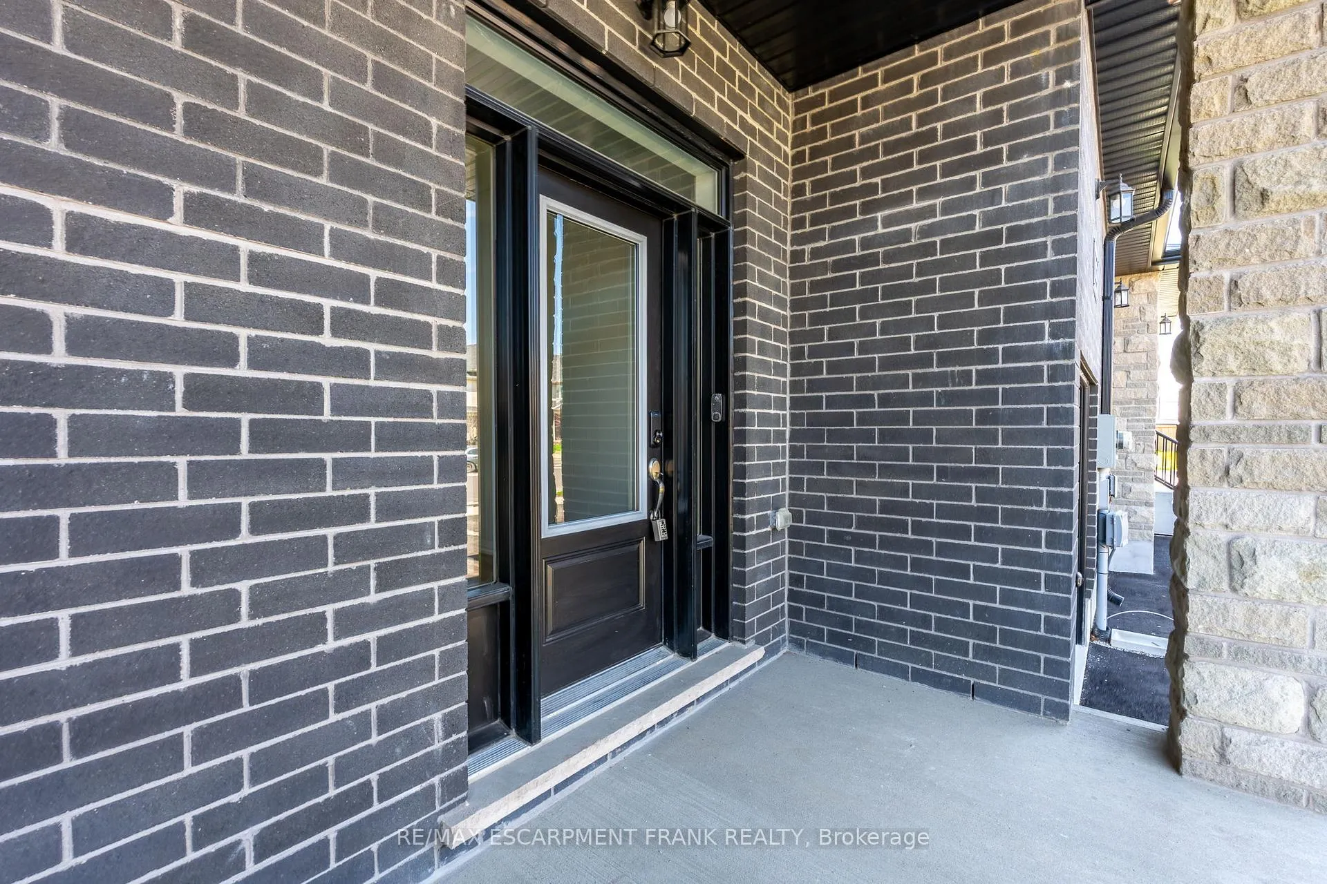 Photo 3 of 237 Lormont Boulevard, Hamilton, Stoney Creek Mountain — HOMEH