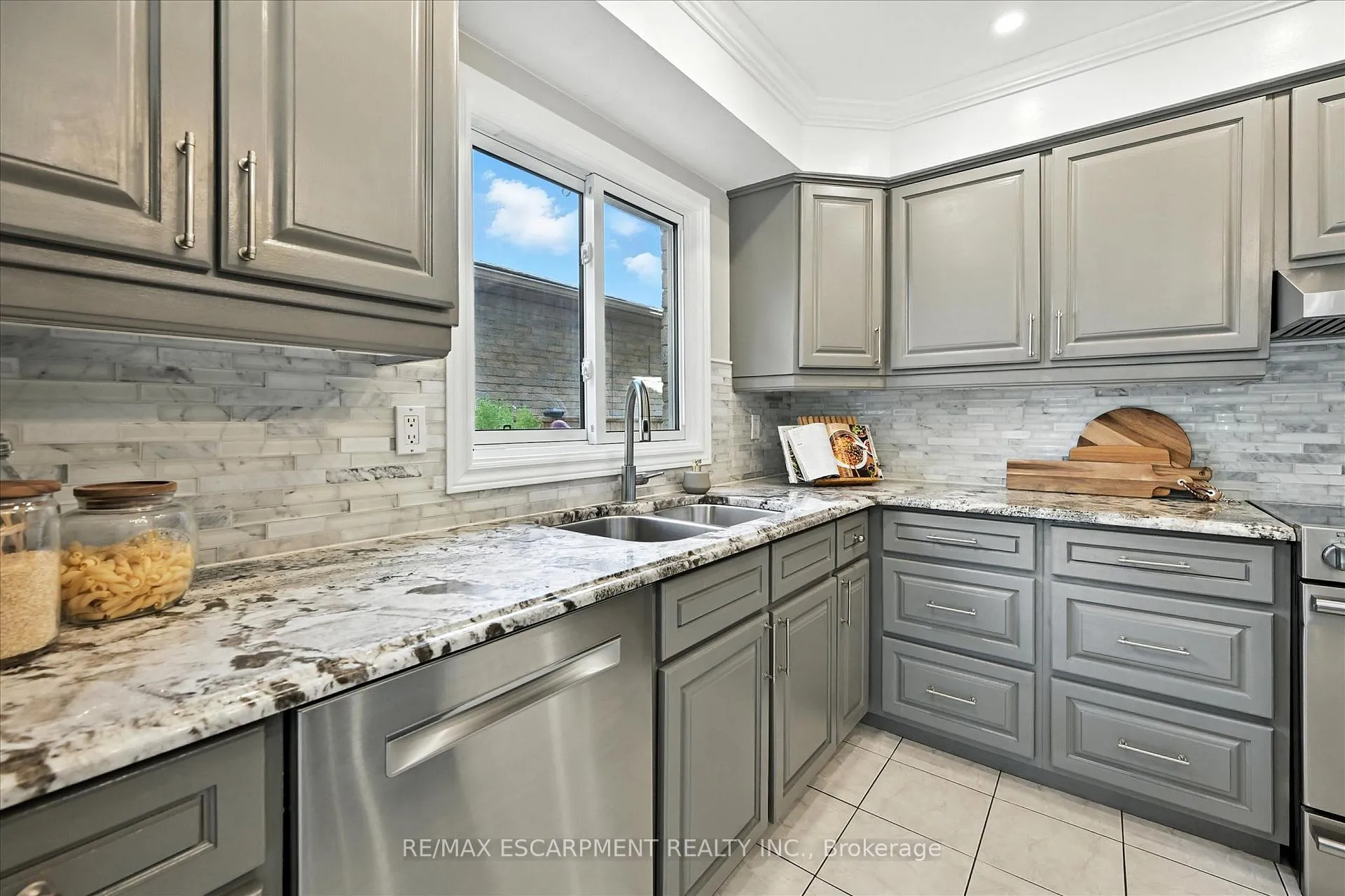 Photo 15 of 10 Yorkview Place, Hamilton, Cootes Paradise — HOMEH