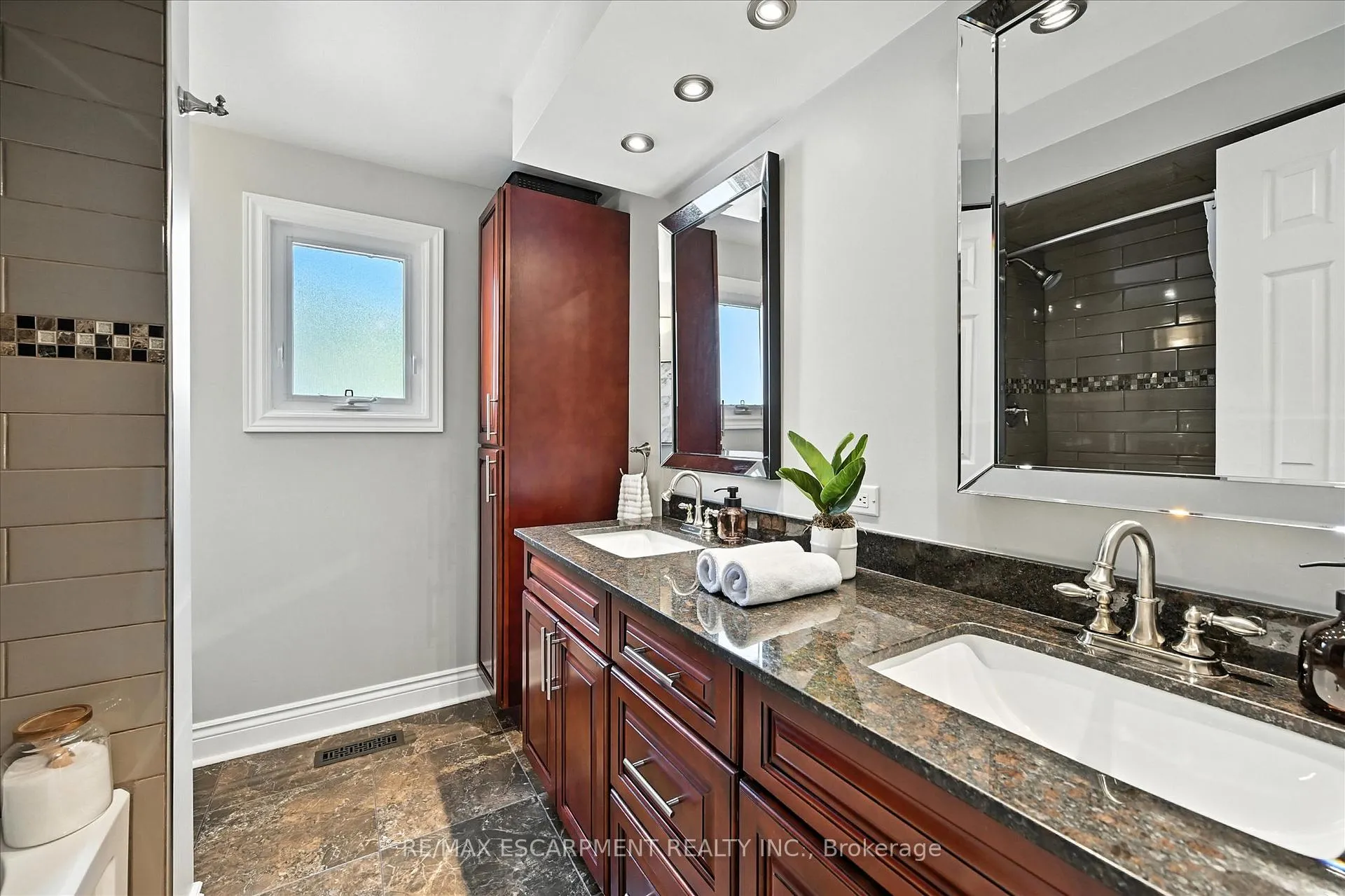 Photo 29 of 10 Yorkview Place, Hamilton, Cootes Paradise — HOMEH